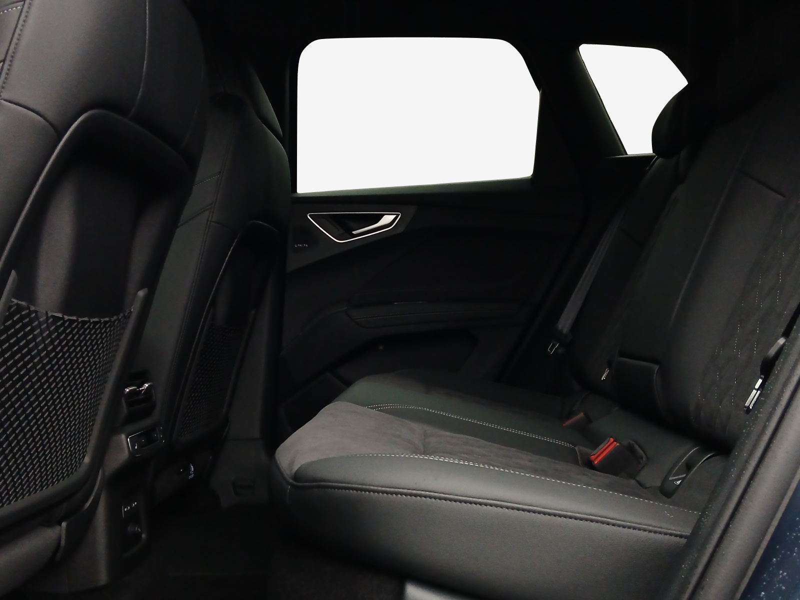 AUDI Q4 e-tron SUV quattro performance Swiss Ski-image-11