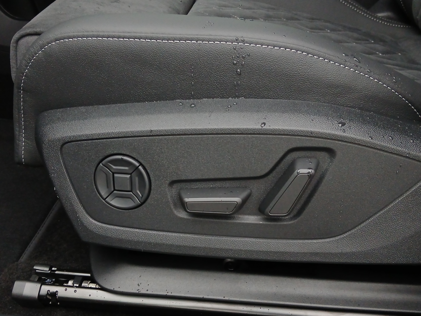 AUDI Q4 e-tron SUV quattro performance Swiss Ski-image-15