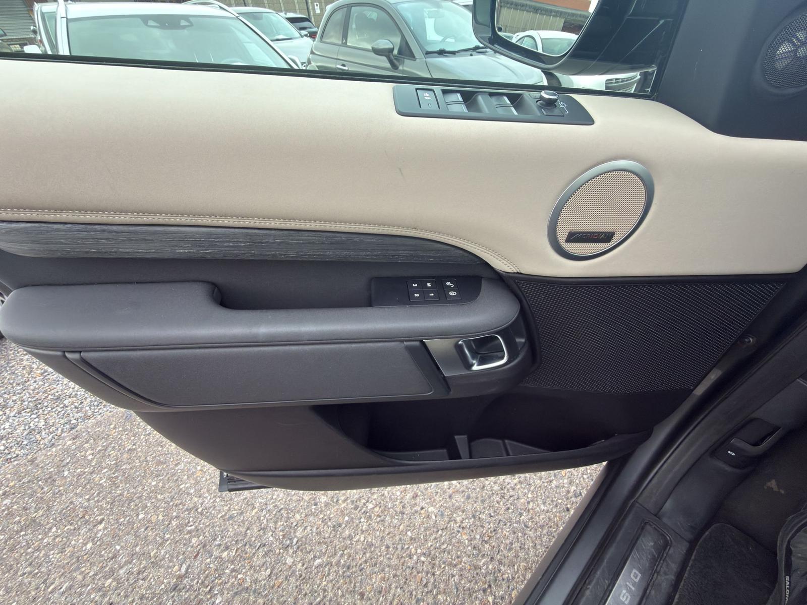 LAND ROVER Discovery 3.0 TDV6 HSE-image-17