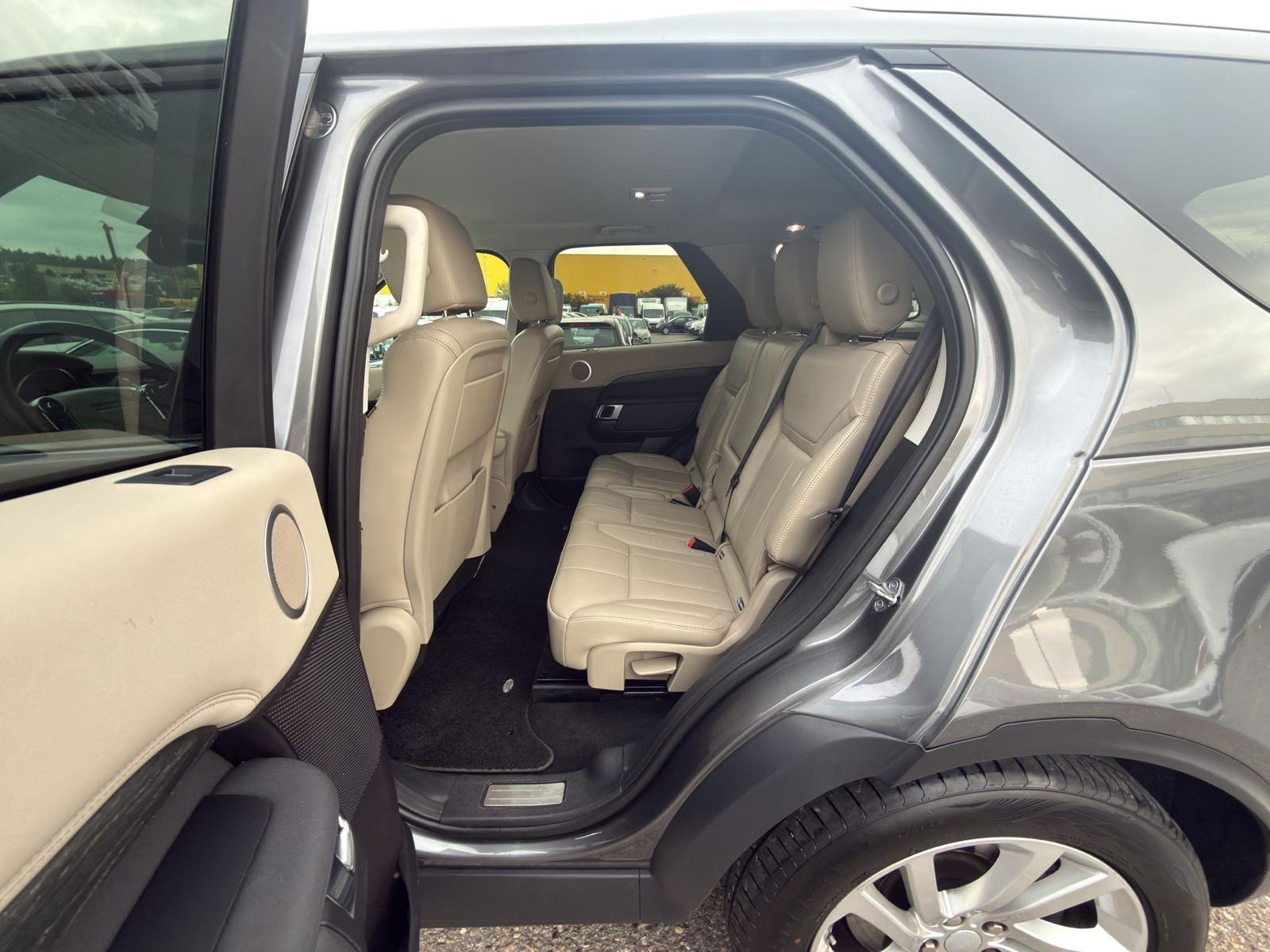 LAND ROVER Discovery 3.0 TDV6 HSE-image-11
