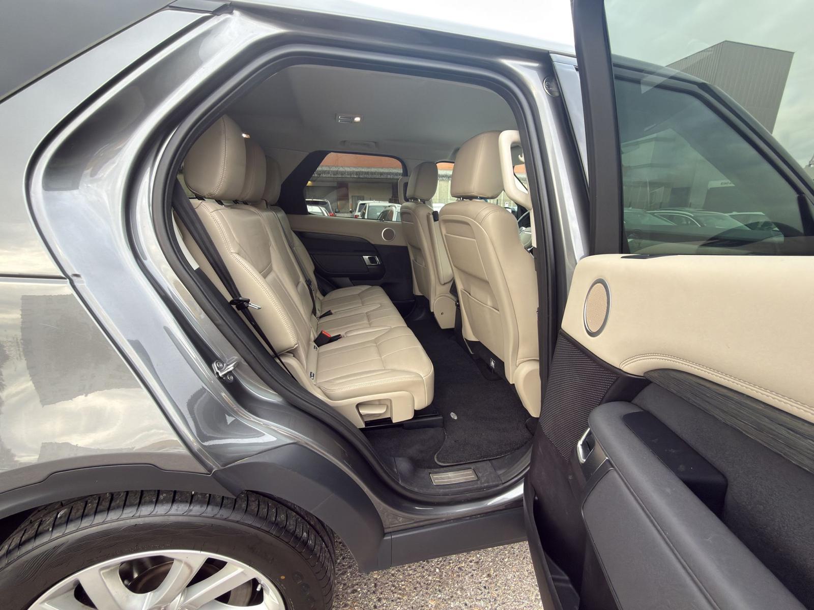 LAND ROVER Discovery 3.0 TDV6 HSE-image-12