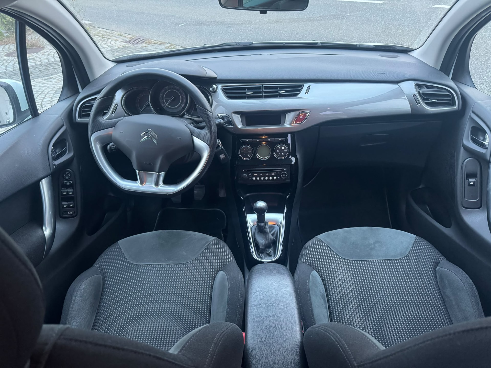 CITROEN C3 1.4i 16V Exclusive-image-9