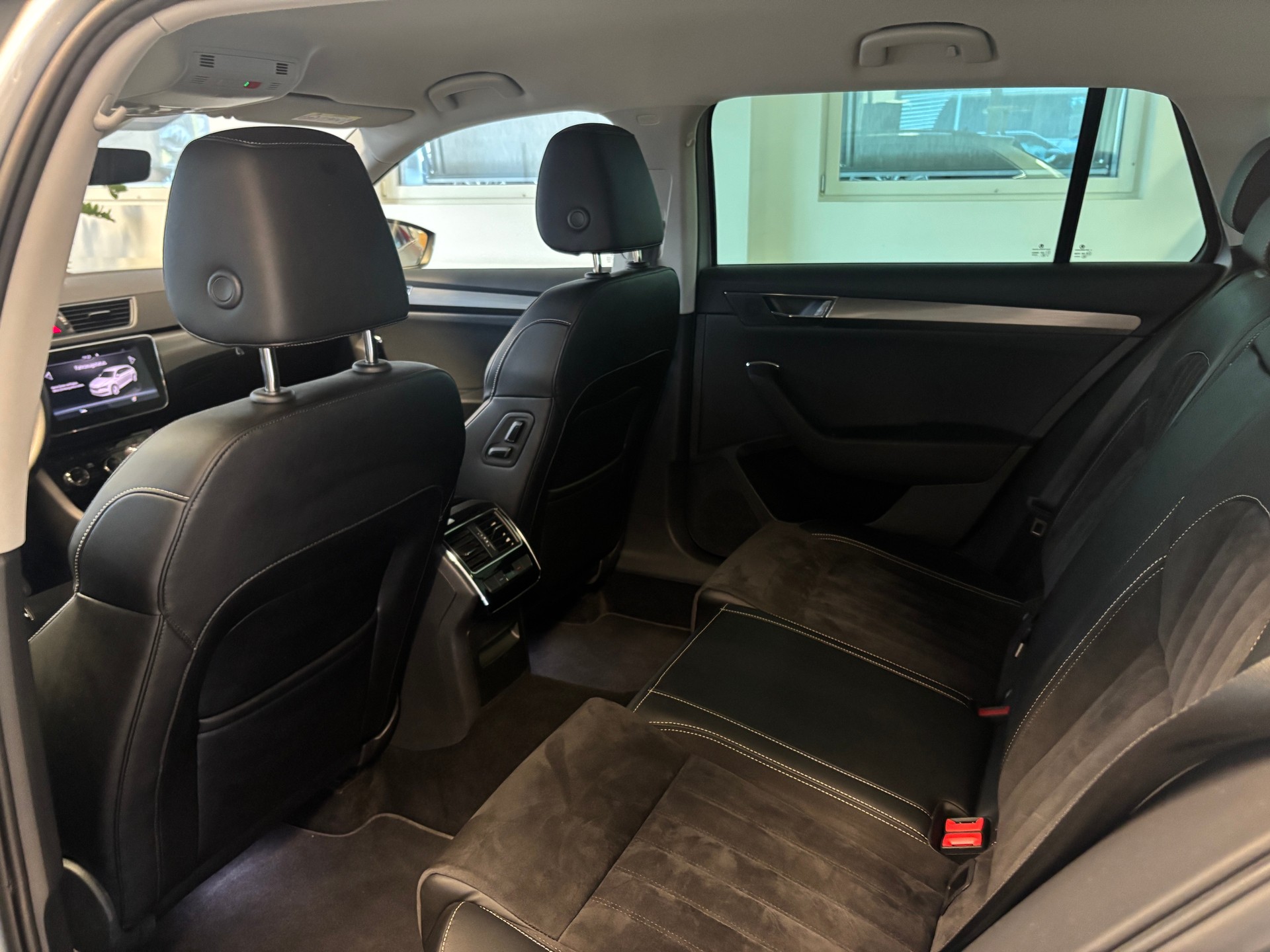 SKODA Superb Combi 2.0 TDi Style DSG-image-10