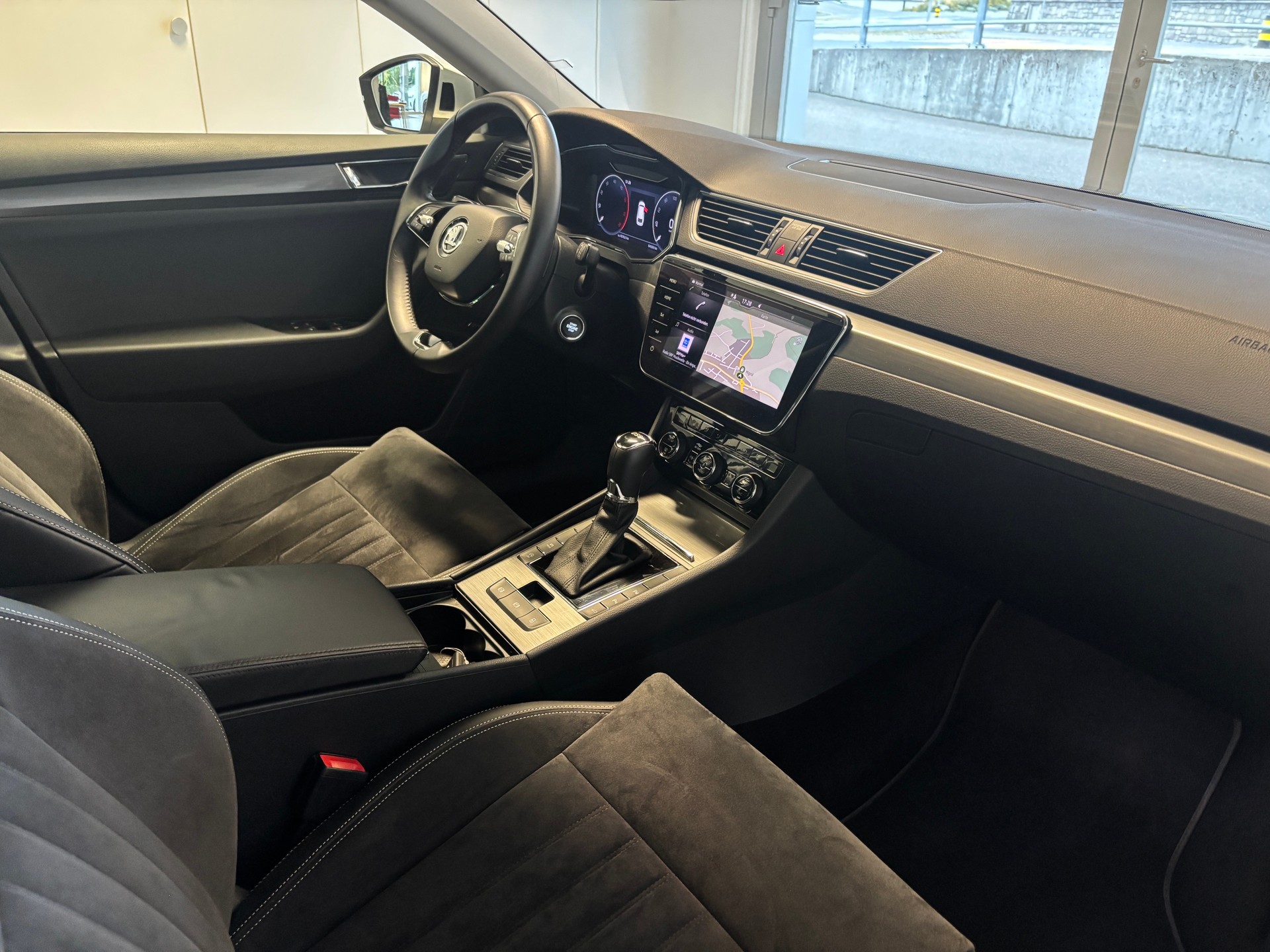 SKODA Superb Combi 2.0 TDi Style DSG-image-6