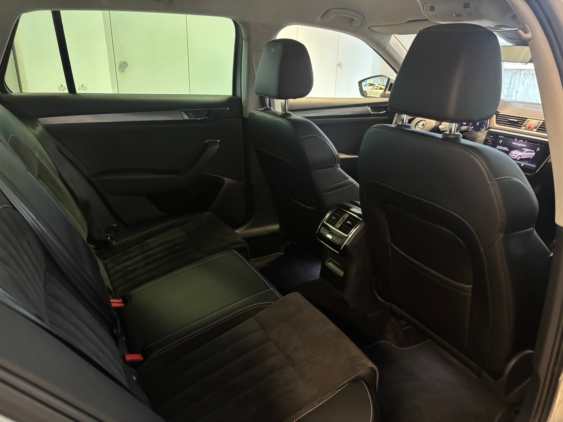 SKODA Superb Combi 2.0 TDi Style DSG-image-11