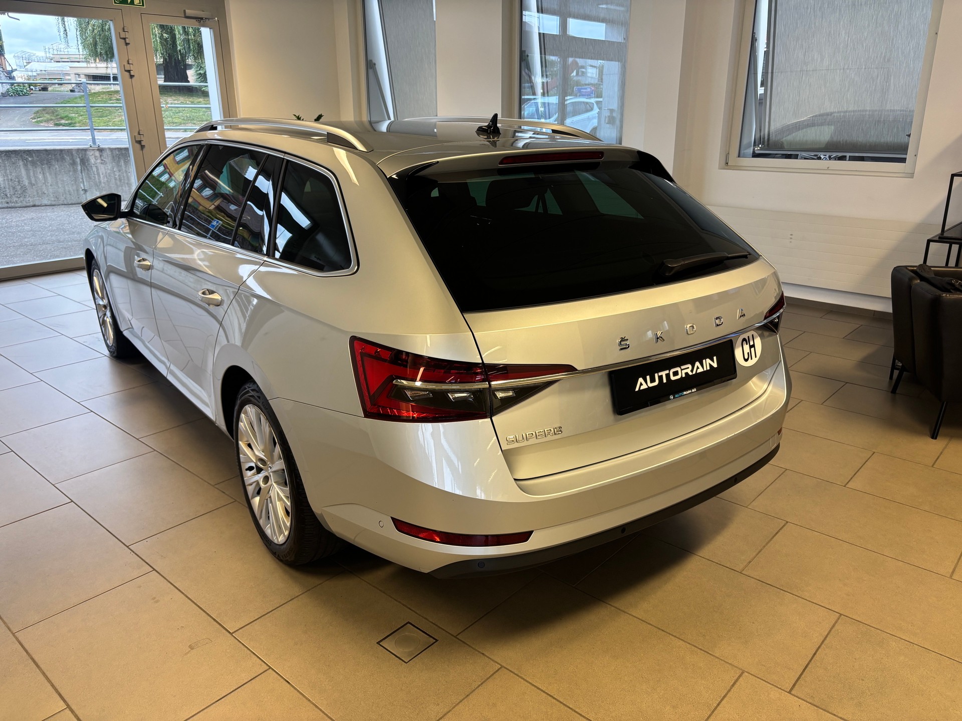 SKODA Superb Combi 2.0 TDi Style DSG-showroom-element-3
