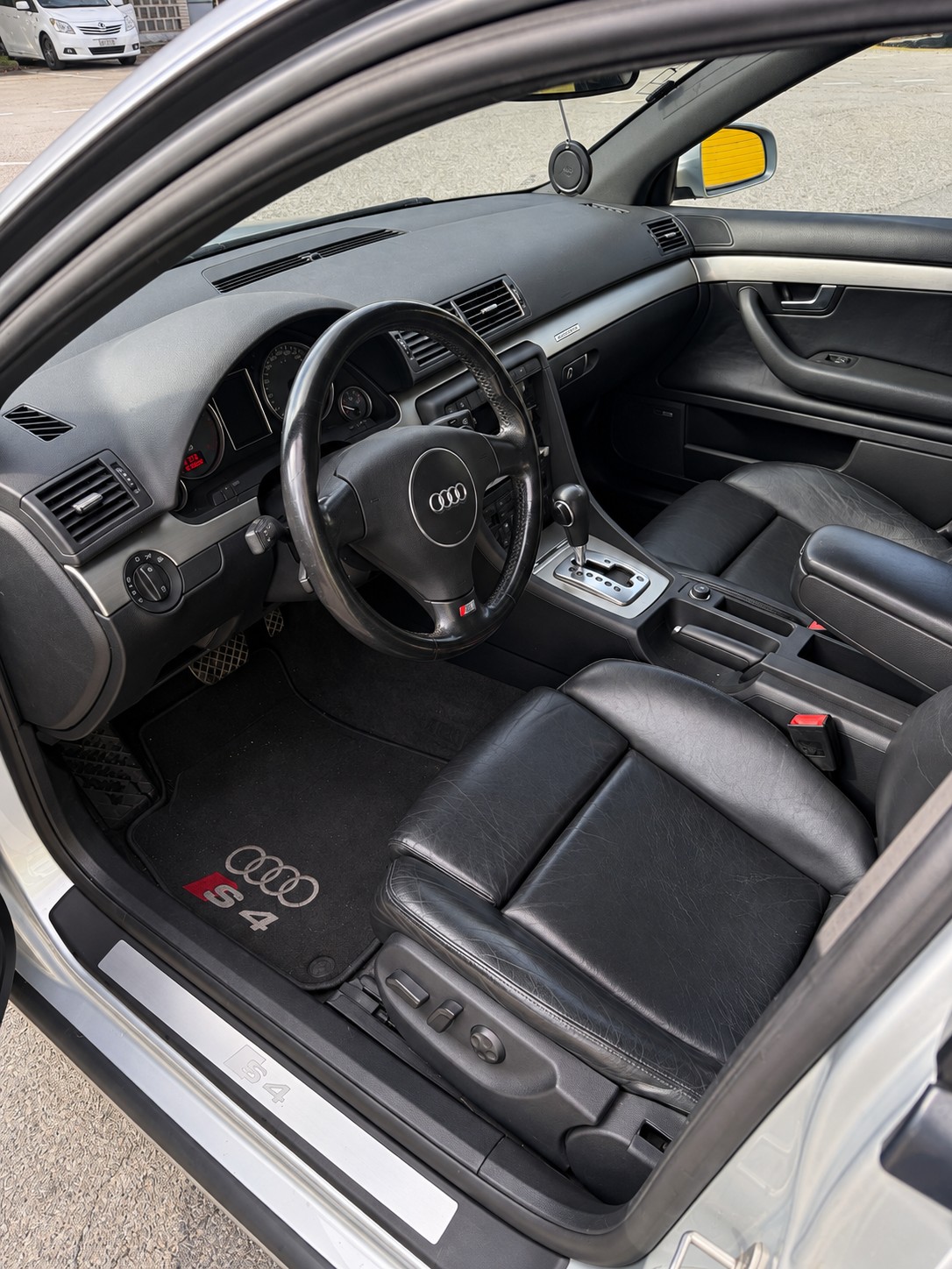 AUDI S4 4.2 V8 quattro-image-6