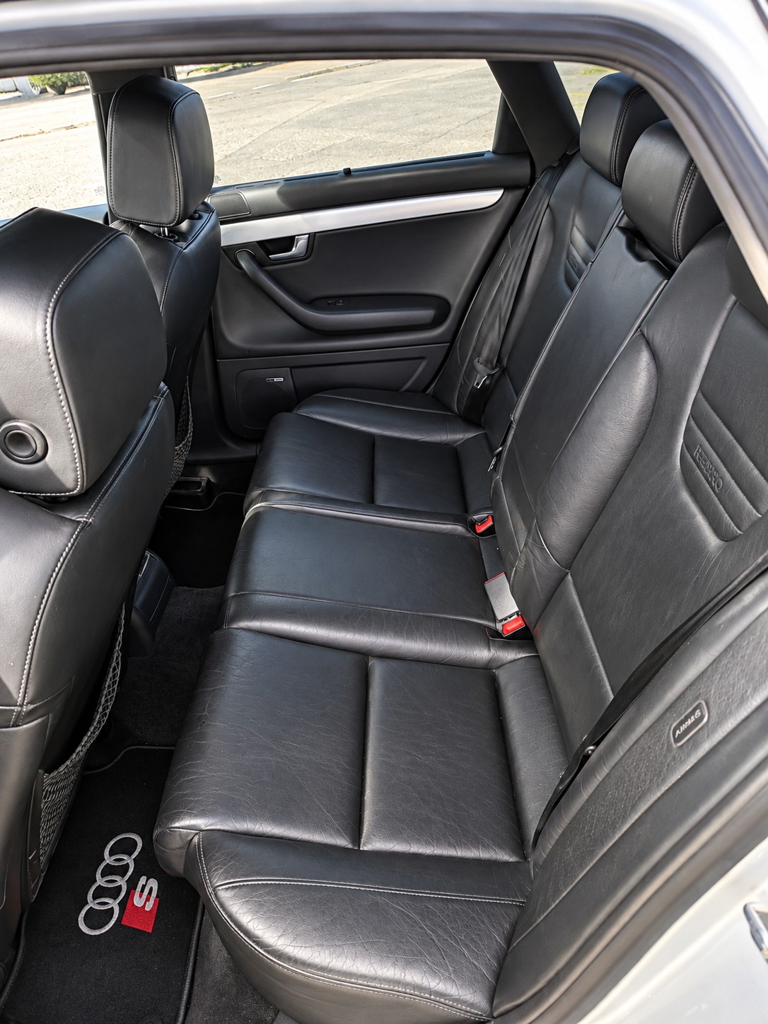 AUDI S4 4.2 V8 quattro-image-7