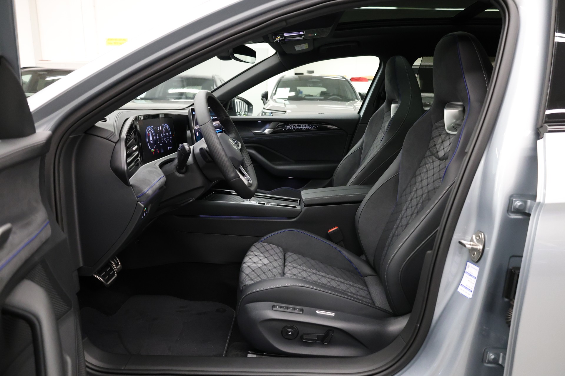 VW Passat Variant 2.0 TDI R-Line DSG 4motion-image-20