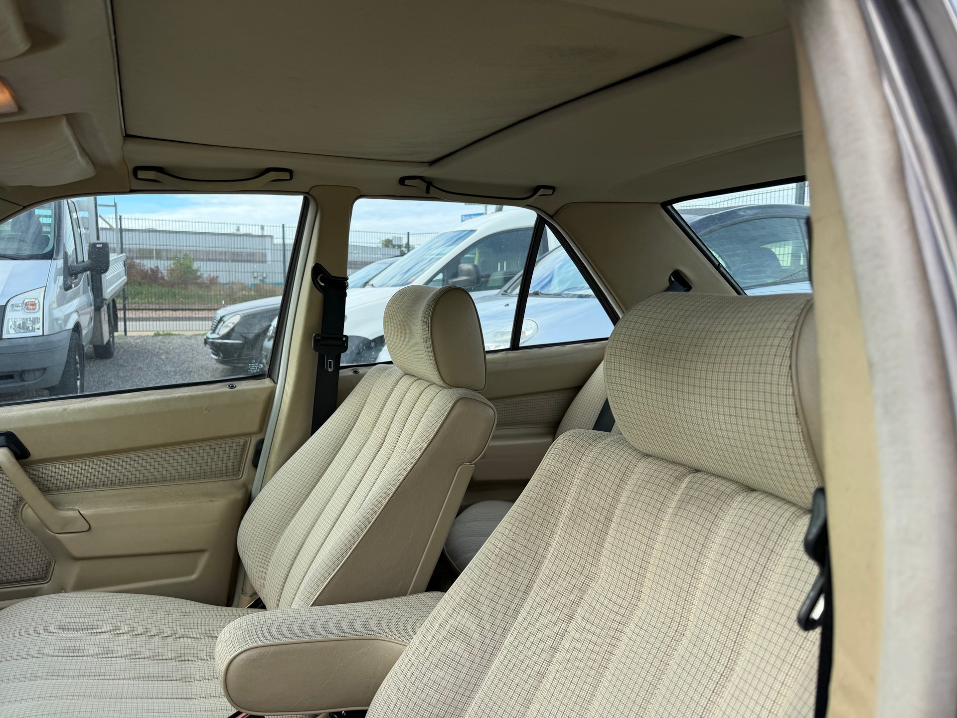 MERCEDES-BENZ 190 E 2.0-image-8