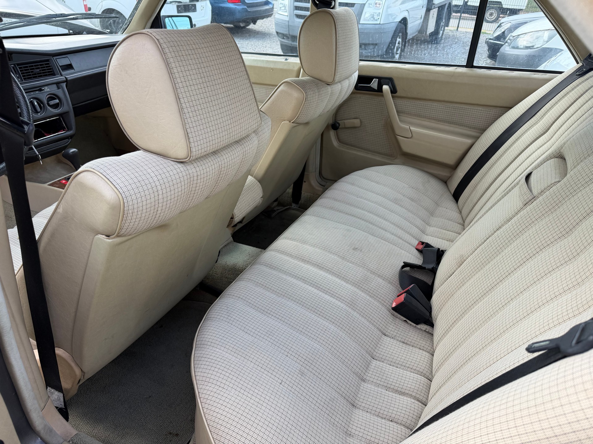 MERCEDES-BENZ 190 E 2.0-image-11