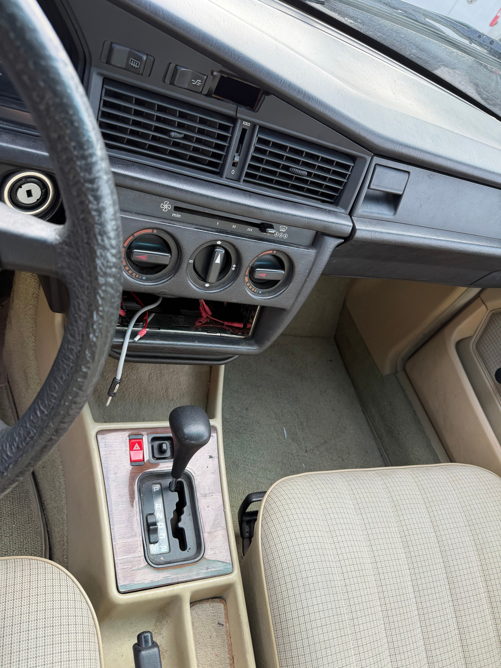 MERCEDES-BENZ 190 E 2.0-image-10