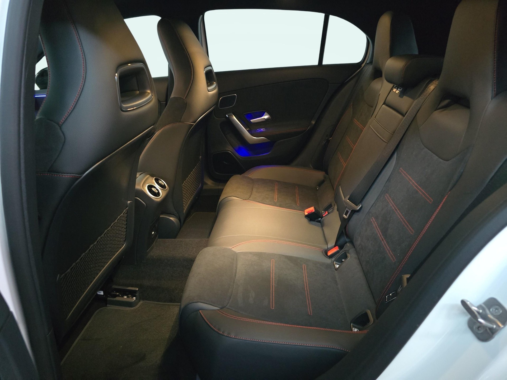 MERCEDES-BENZ A 220 4MATIC AMG Line-image-10