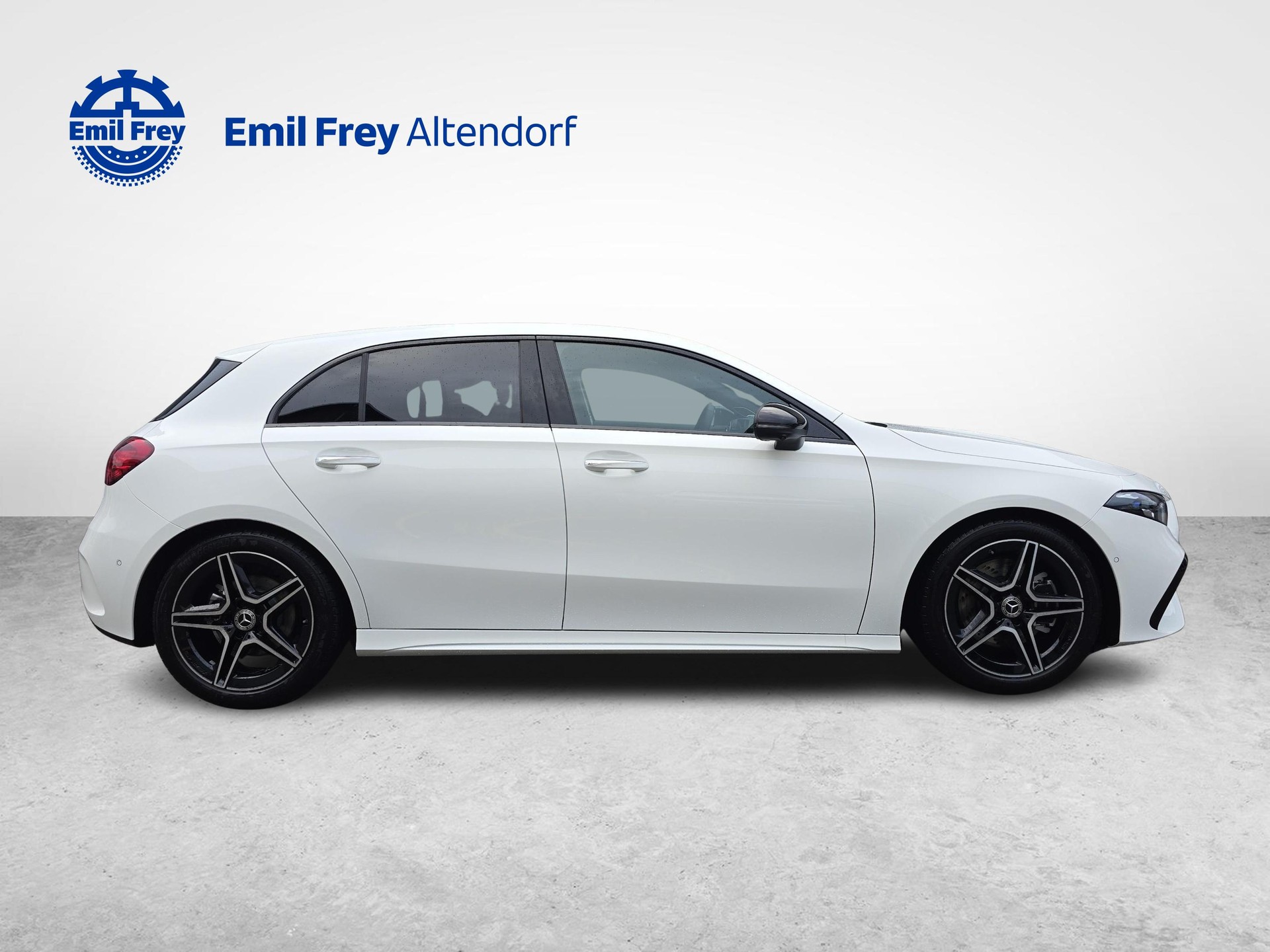 MERCEDES-BENZ A 220 4MATIC AMG Line-image-5