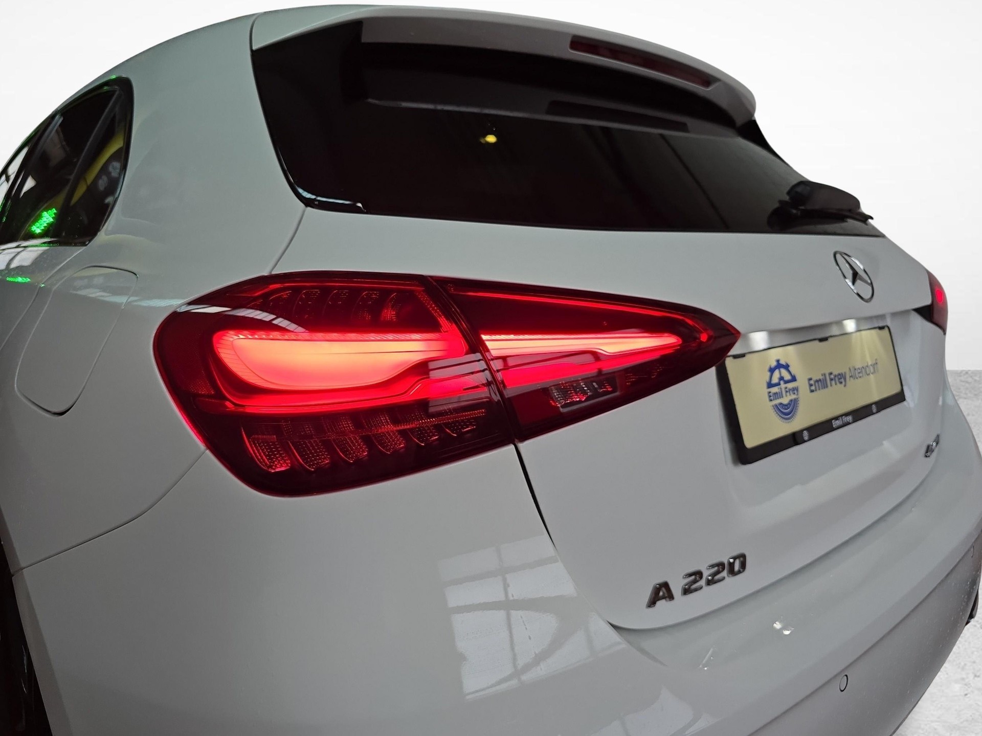MERCEDES-BENZ A 220 4MATIC AMG Line-image-16