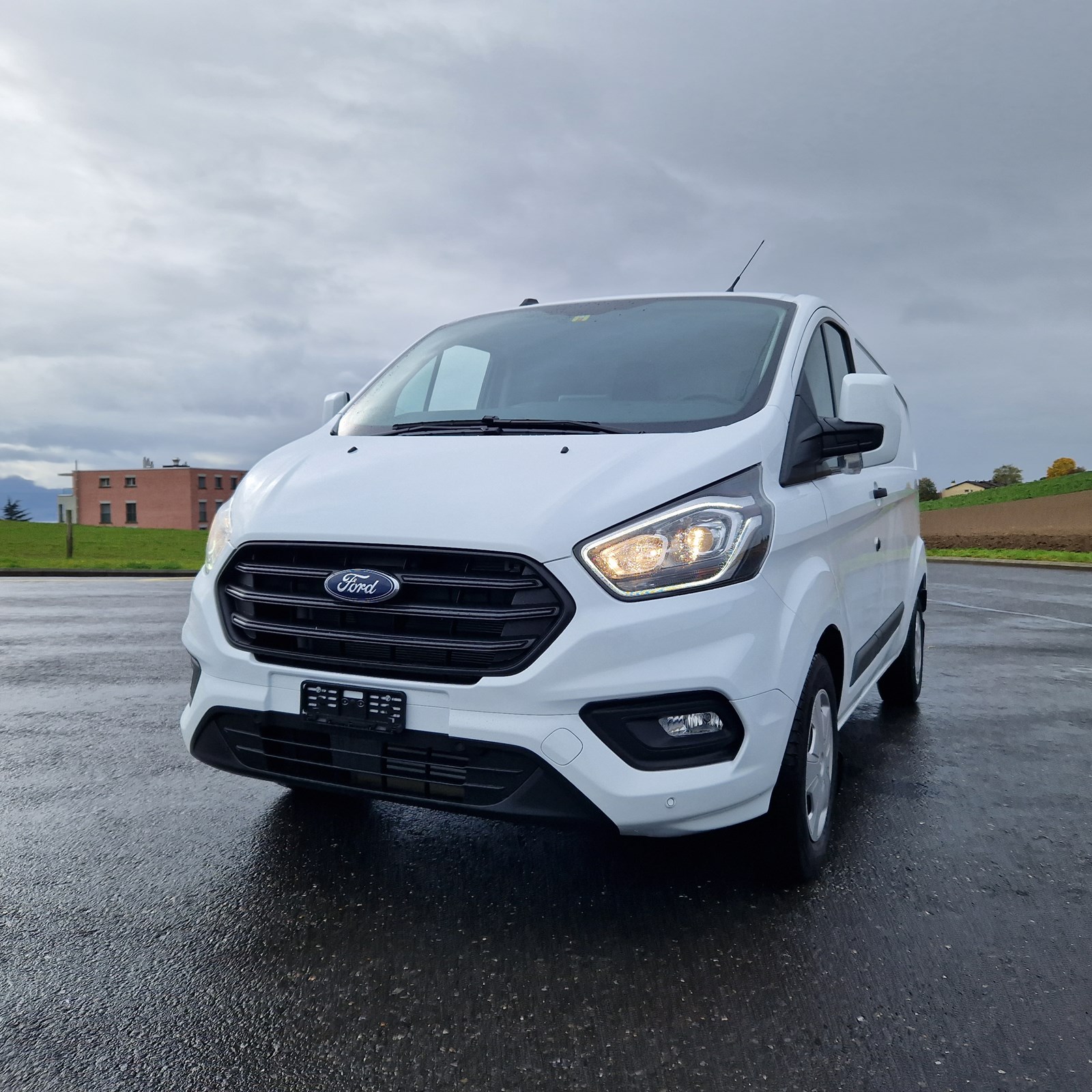 FORD Transit Custom Van 300 L2H1 Limited A-image-4