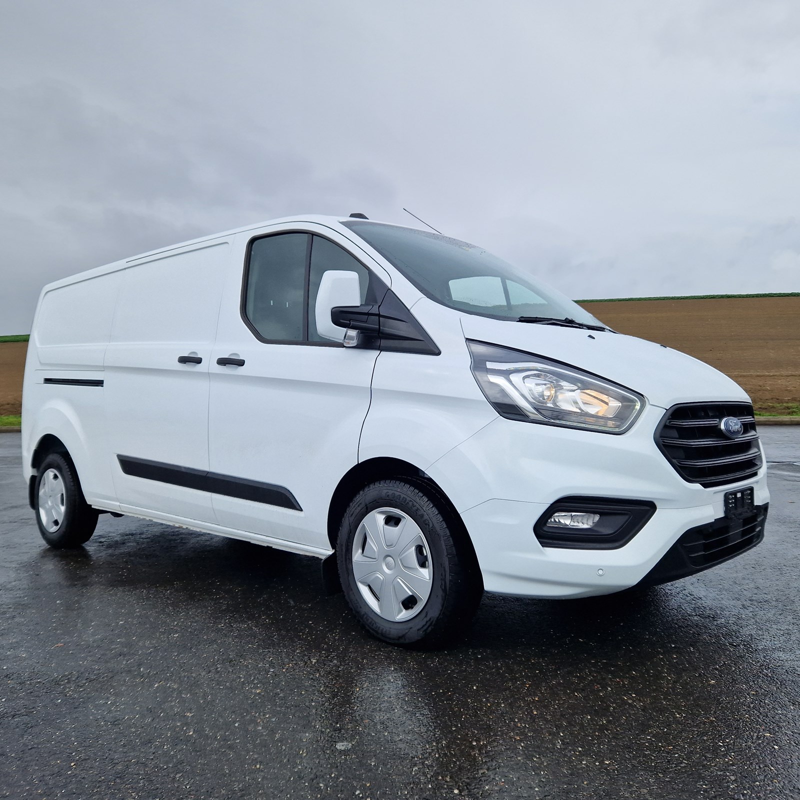 FORD Transit Custom Van 300 L2H1 Limited A-image-7