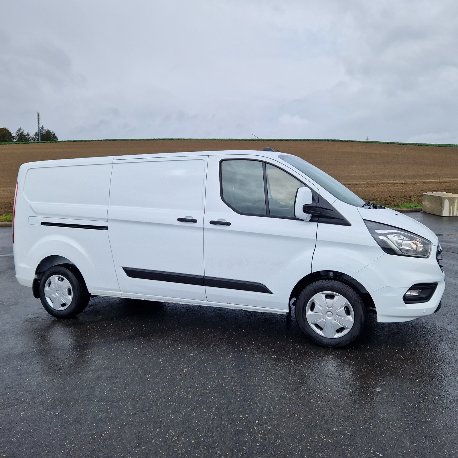 FORD Transit Custom Van 300 L2H1 Limited A-image-8