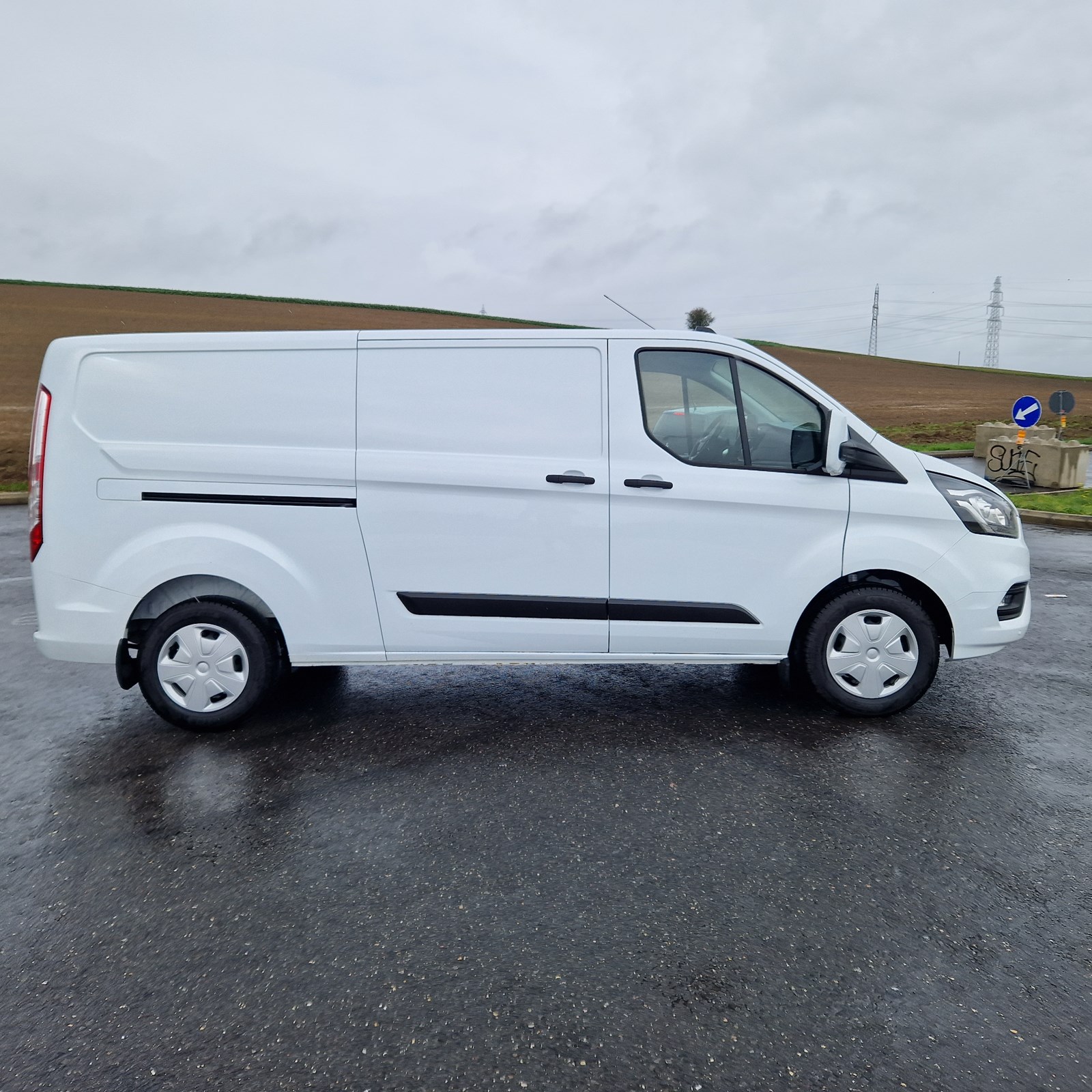 FORD Transit Custom Van 300 L2H1 Limited A-image-9