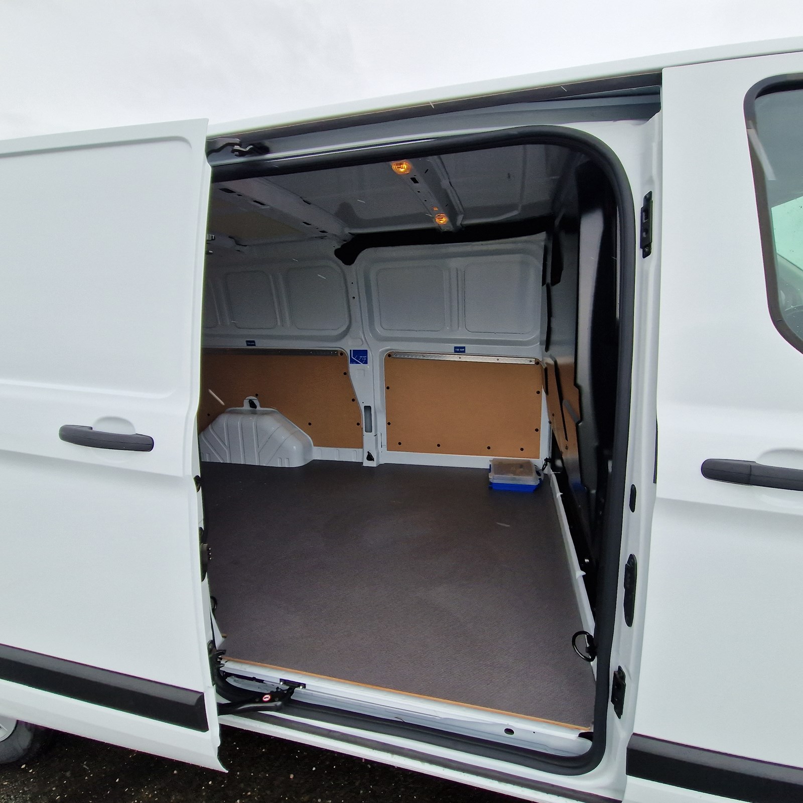 FORD Transit Custom Van 300 L2H1 Limited A-image-10