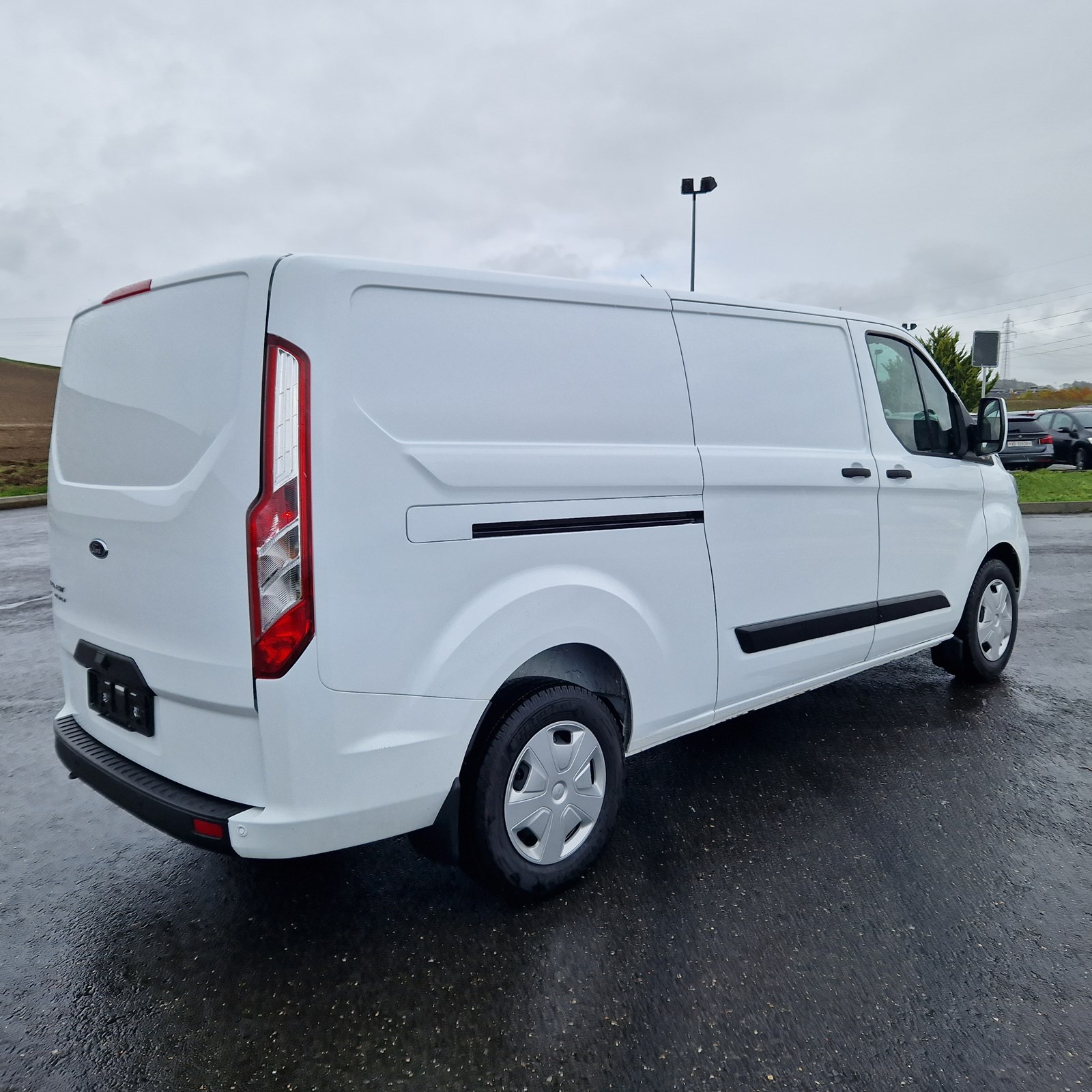 FORD Transit Custom Van 300 L2H1 Limited A-image-11