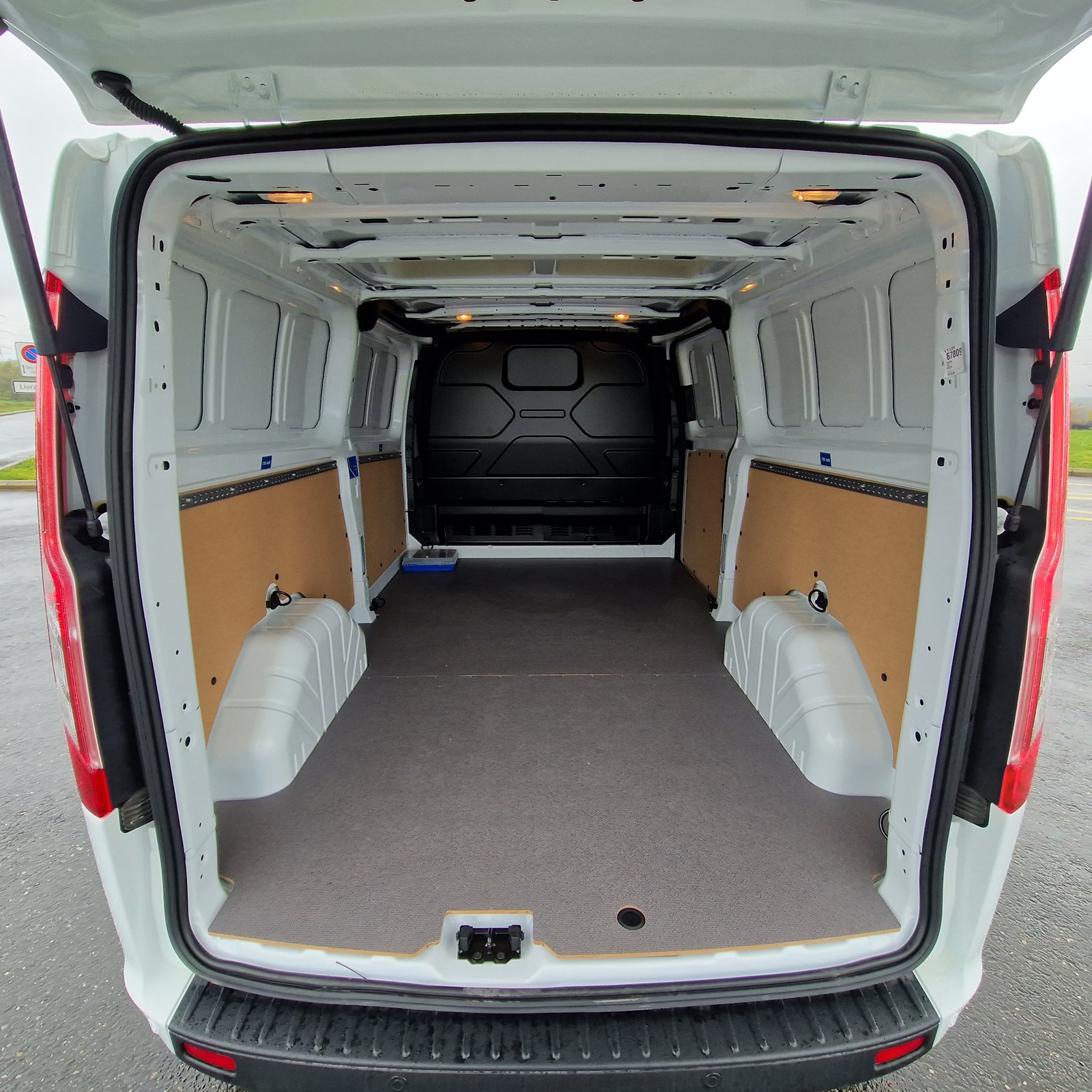 FORD Transit Custom Van 300 L2H1 Limited A-image-3