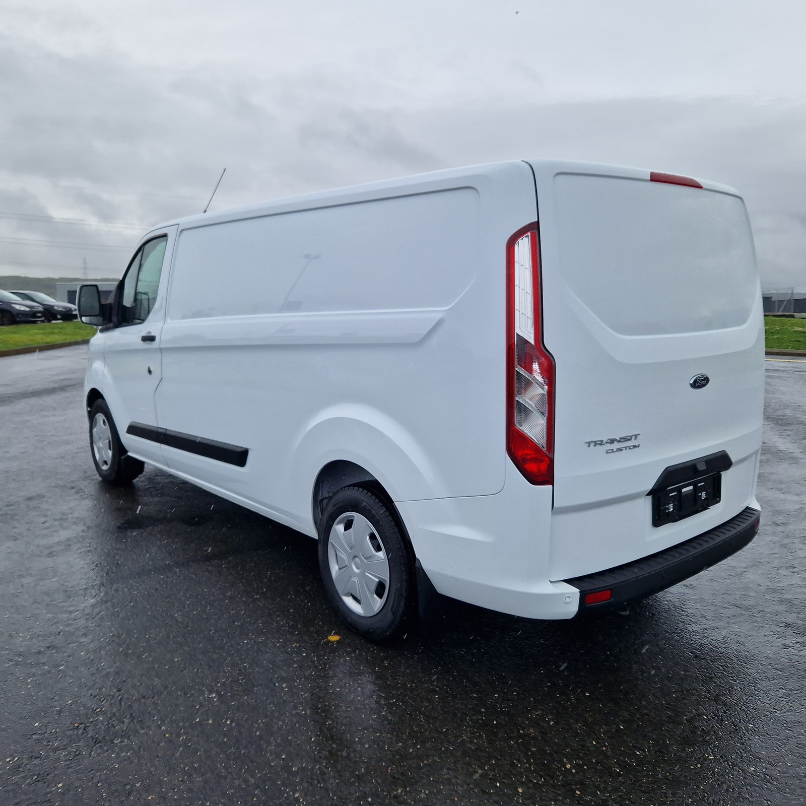 FORD Transit Custom Van 300 L2H1 Limited A-image-17