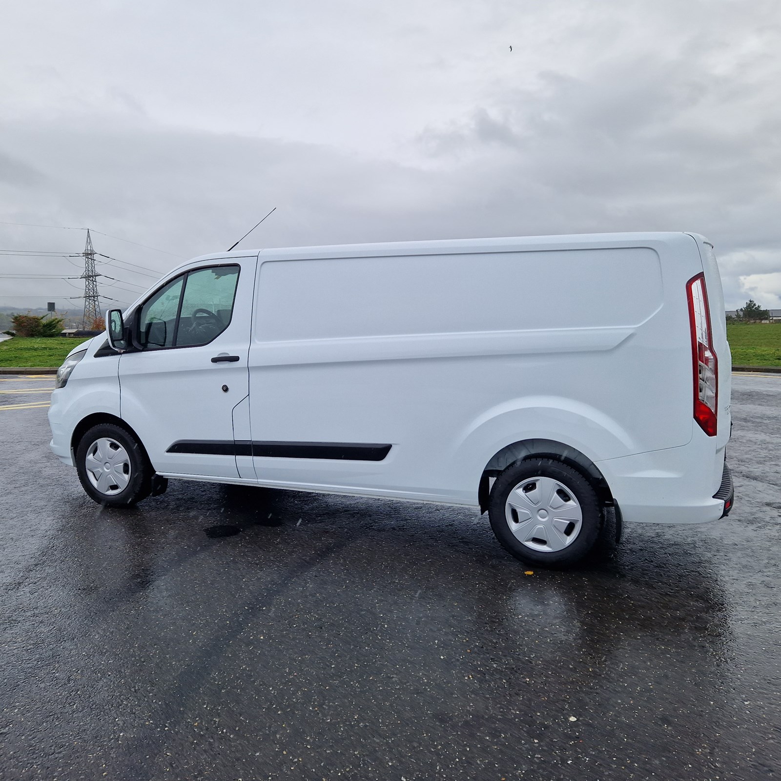 FORD Transit Custom Van 300 L2H1 Limited A-image-18