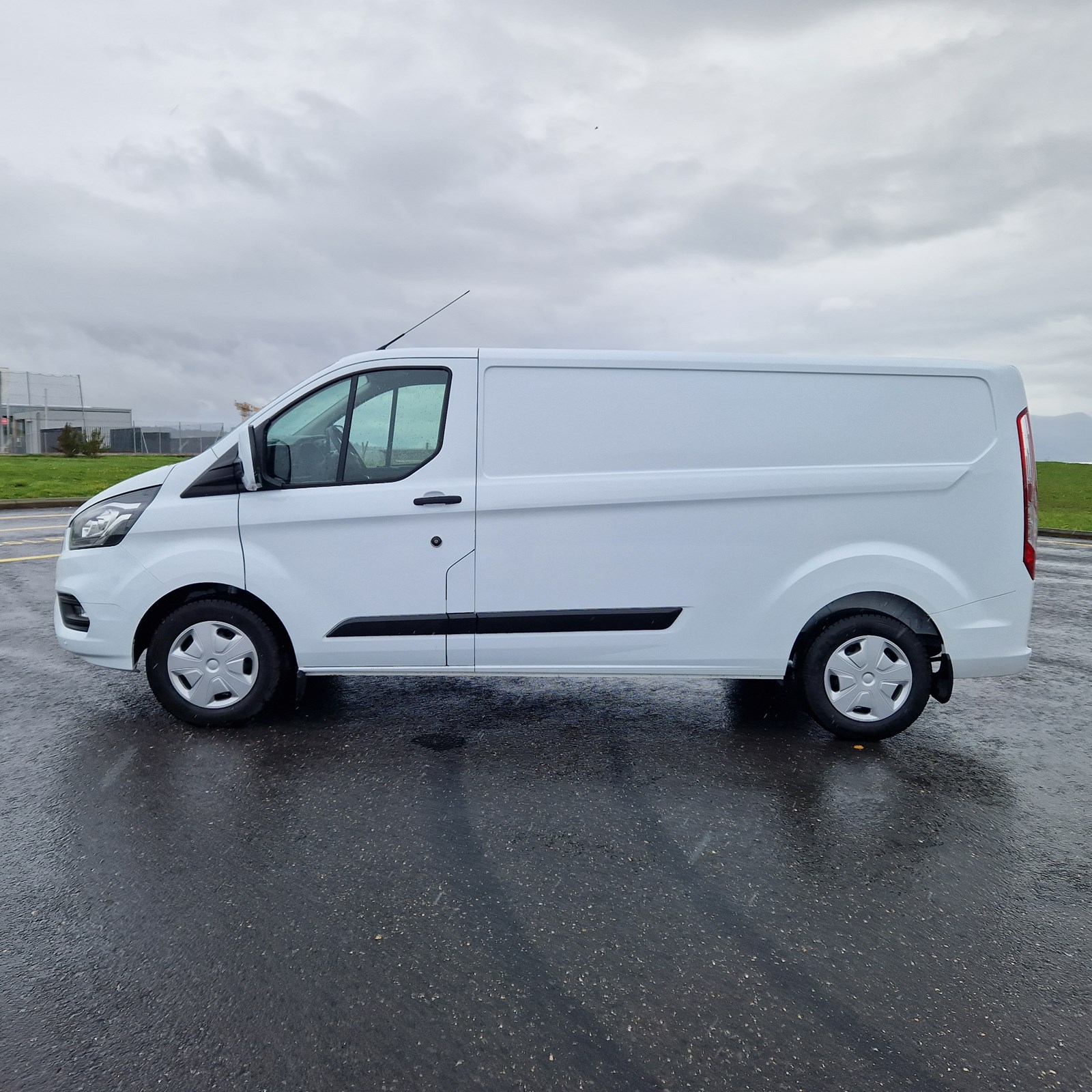 FORD Transit Custom Van 300 L2H1 Limited A-image-19