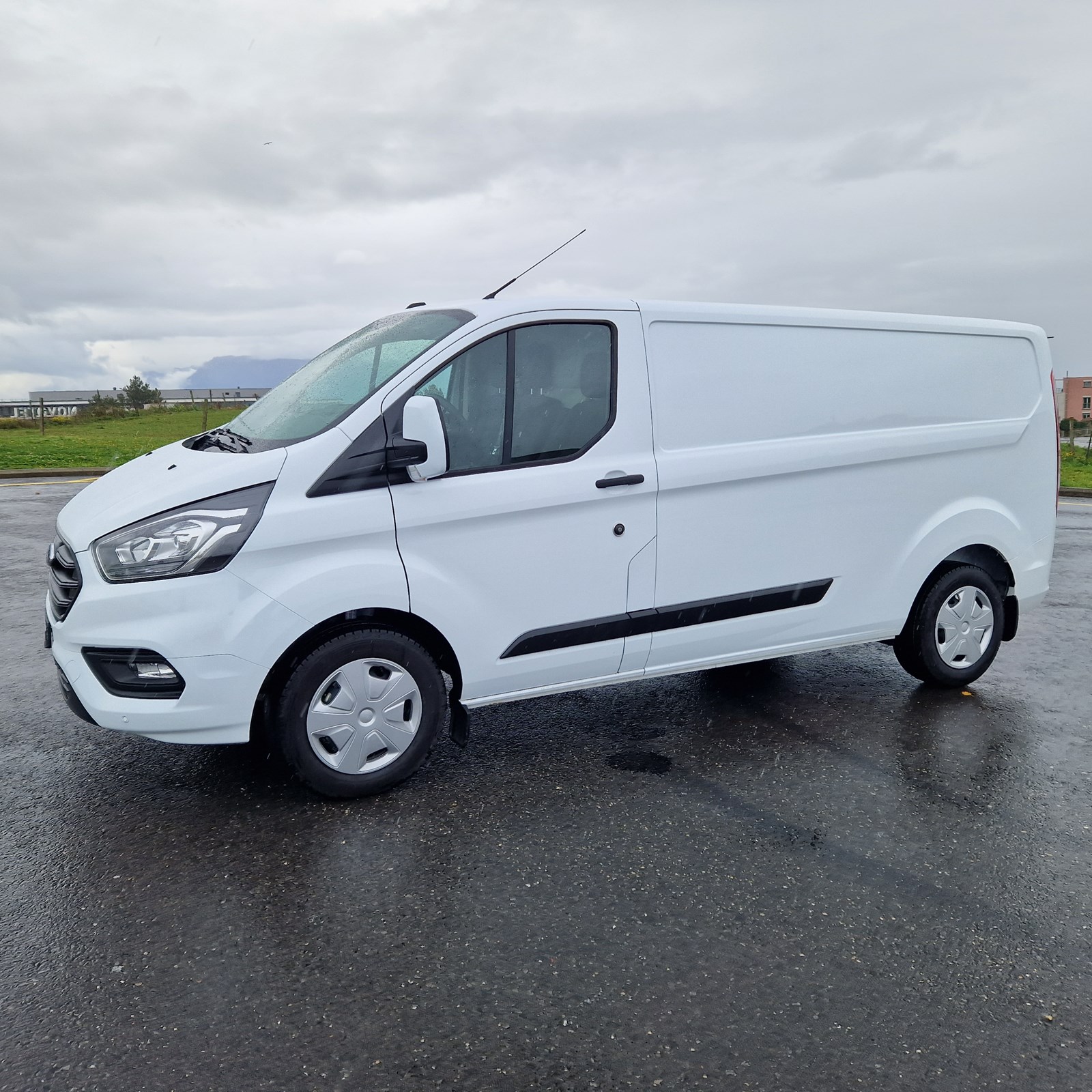 FORD Transit Custom Van 300 L2H1 Limited A-image-20