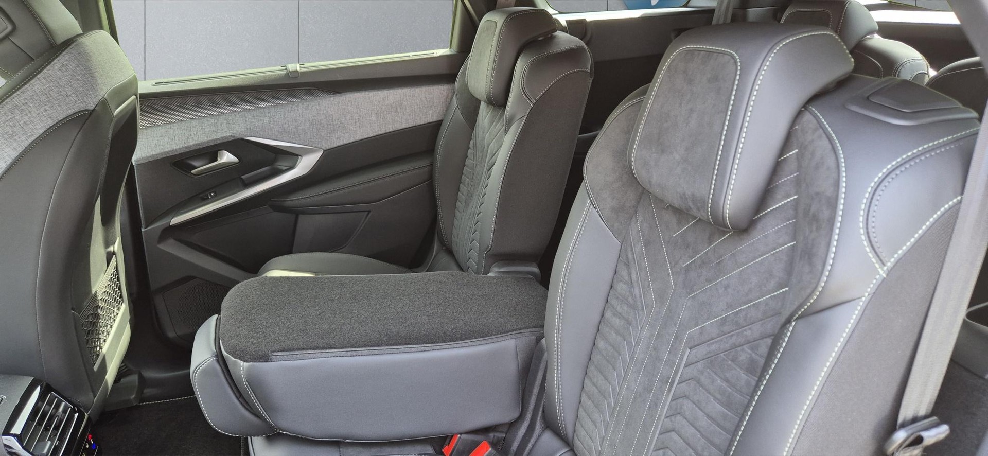 PEUGEOT 5008 e-GT-image-16