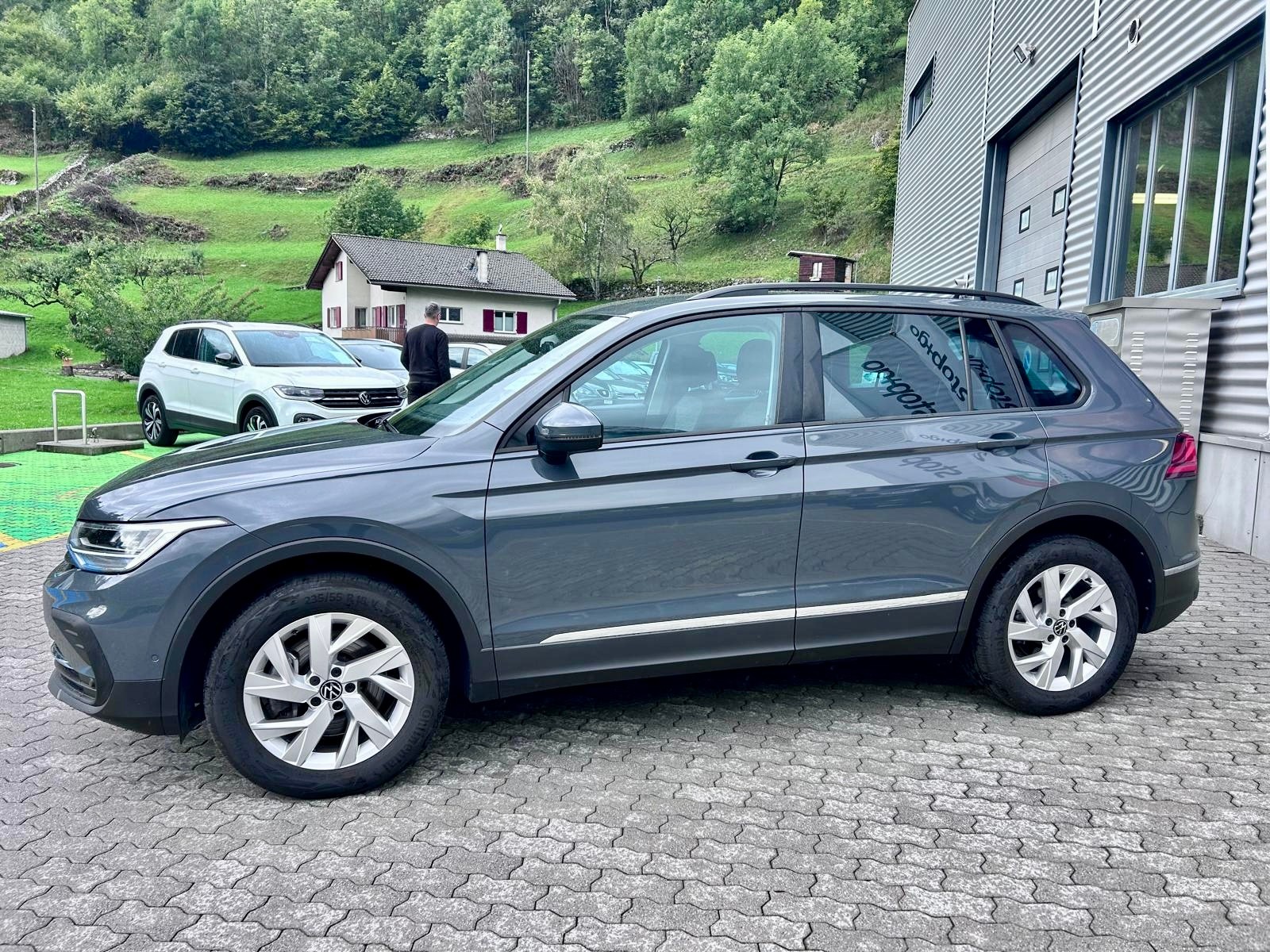 VW Tiguan 2.0TSI Life 4Motion DSG-showroom-element-3
