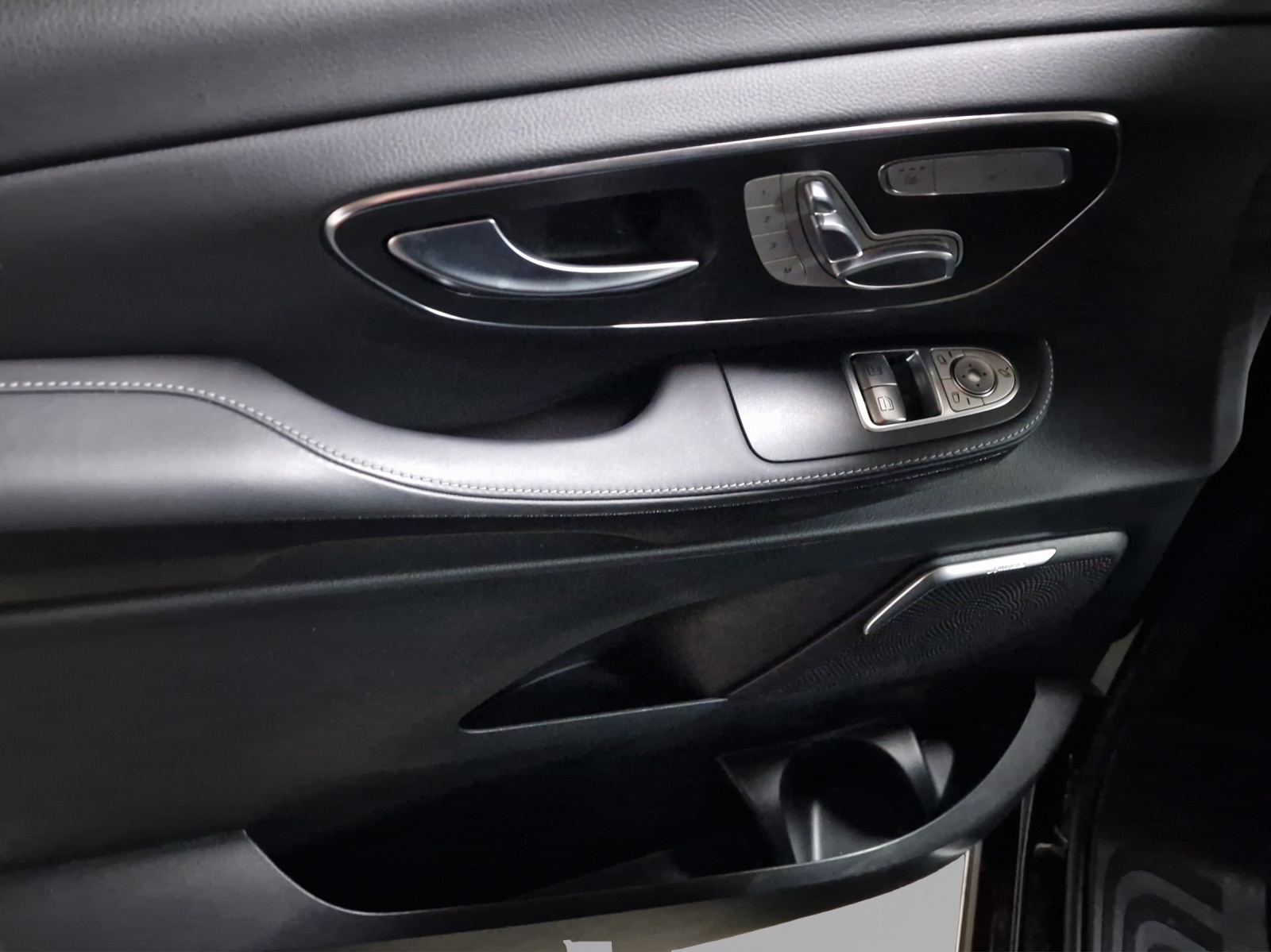 MERCEDES-BENZ V 300 d Exclusive L-image-12