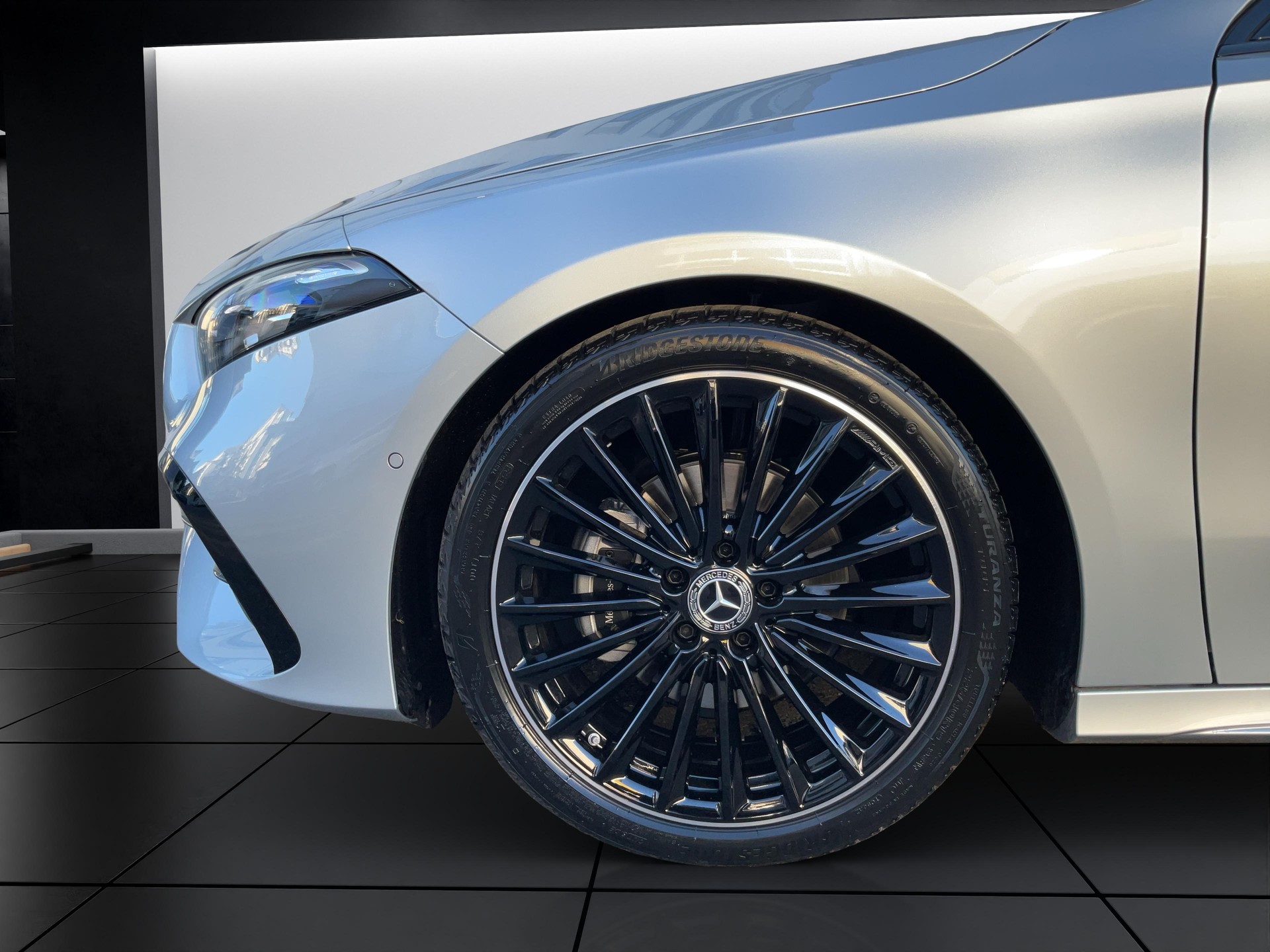 MERCEDES-BENZ A 200 Night Star AMG Line-image-9