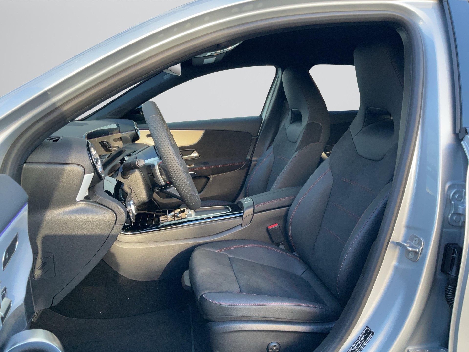 MERCEDES-BENZ A 200 Night Star AMG Line-image-4