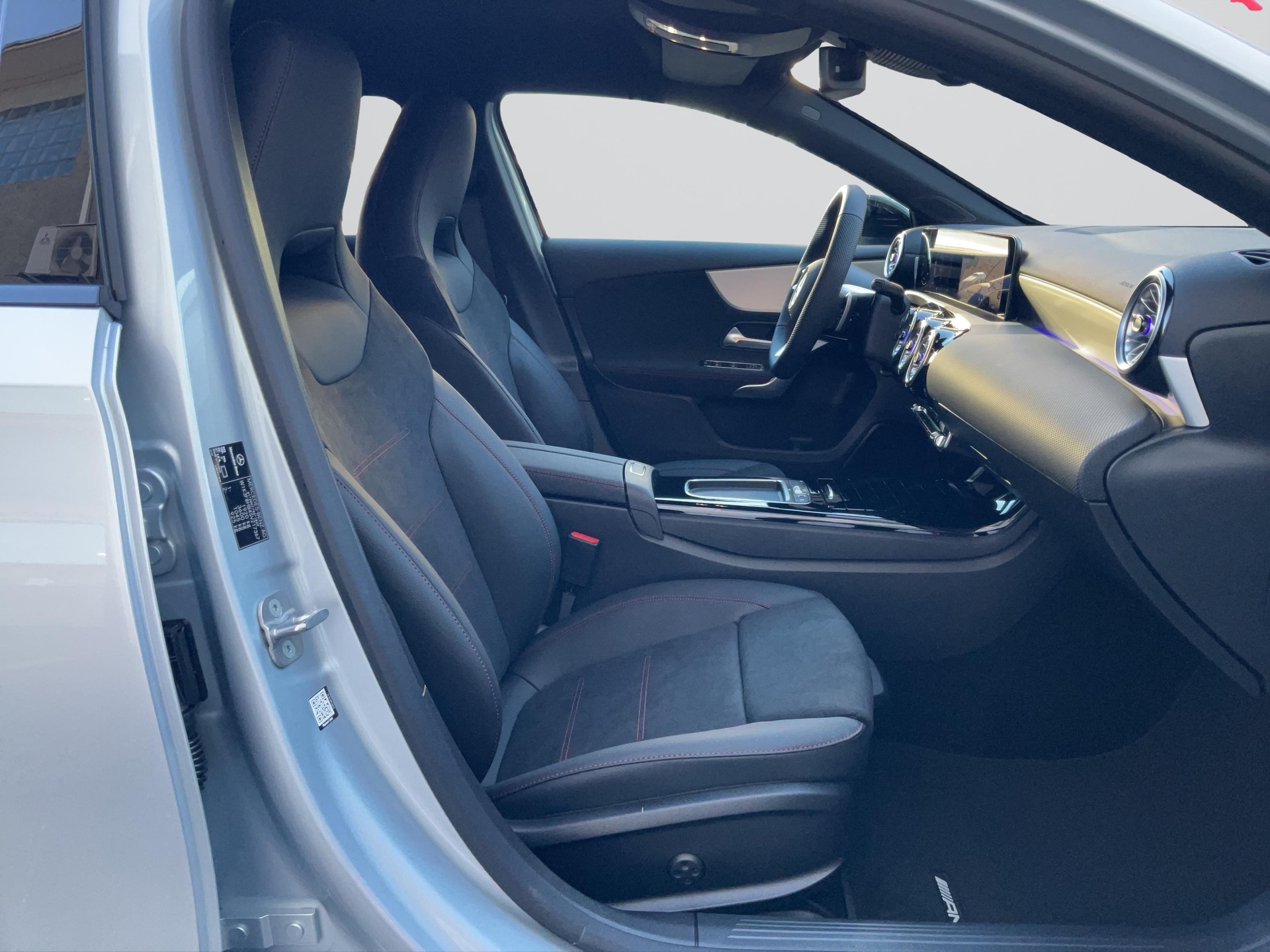MERCEDES-BENZ A 200 Night Star AMG Line-image-6