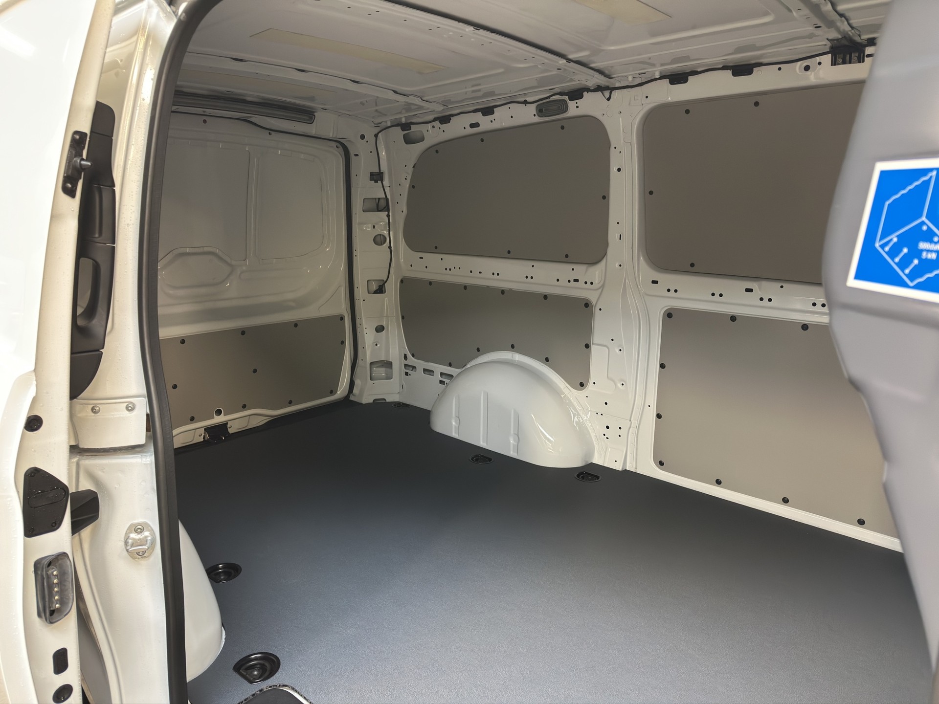 MERCEDES-BENZ eVito Kasten 90kWh Lang-image-9