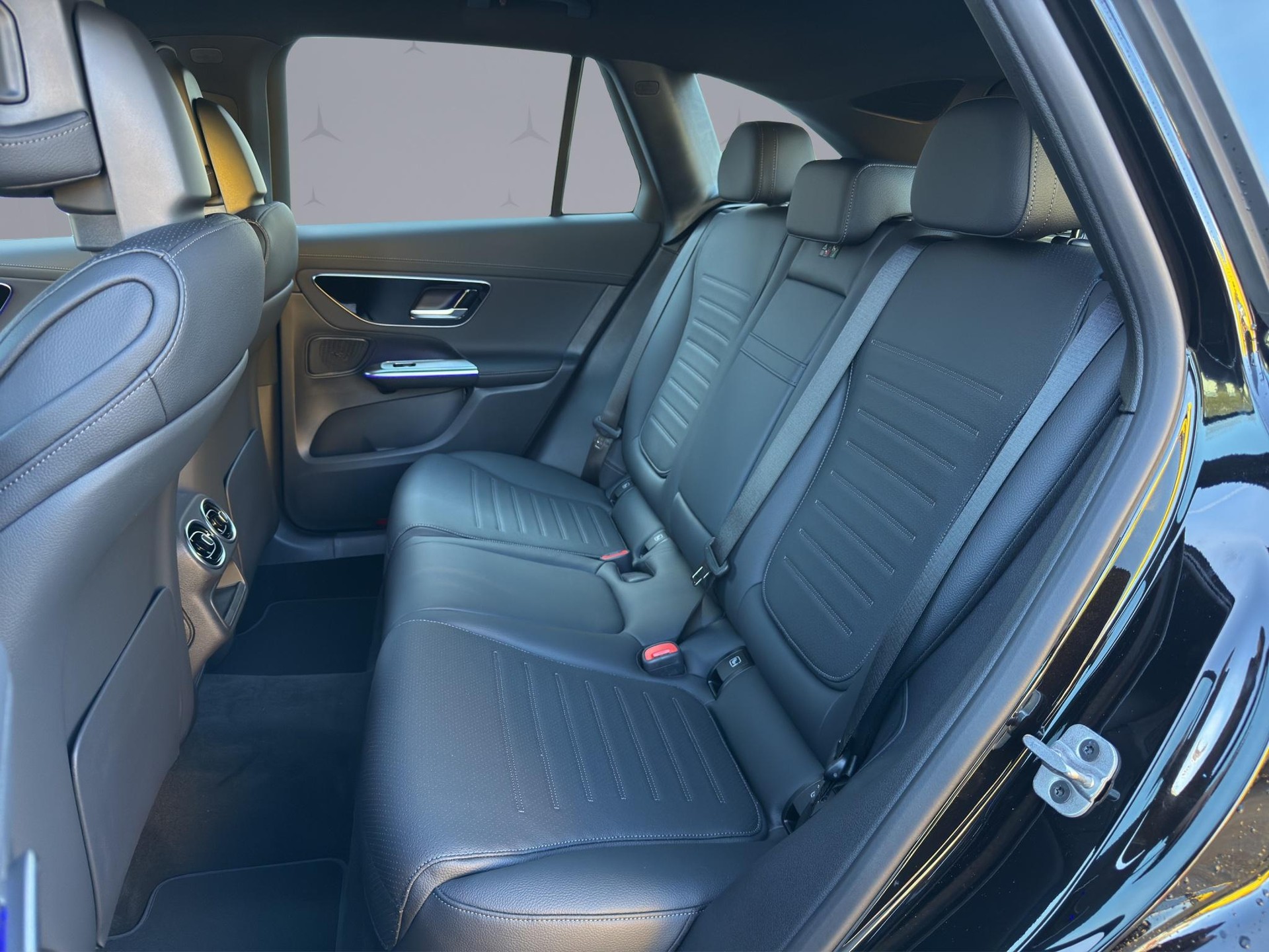 MERCEDES-BENZ GLC 200 AMG Line 4matic-image-13