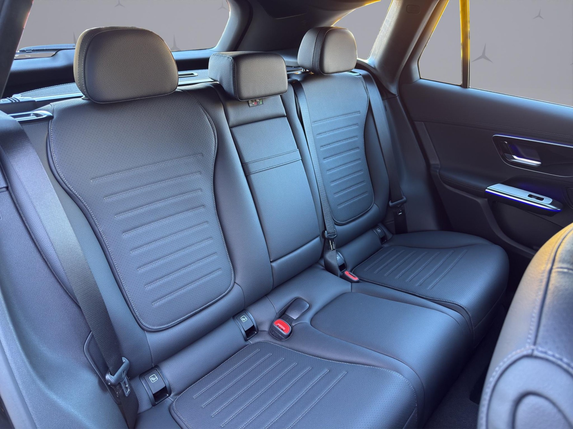 MERCEDES-BENZ GLC 200 AMG Line 4matic-image-18