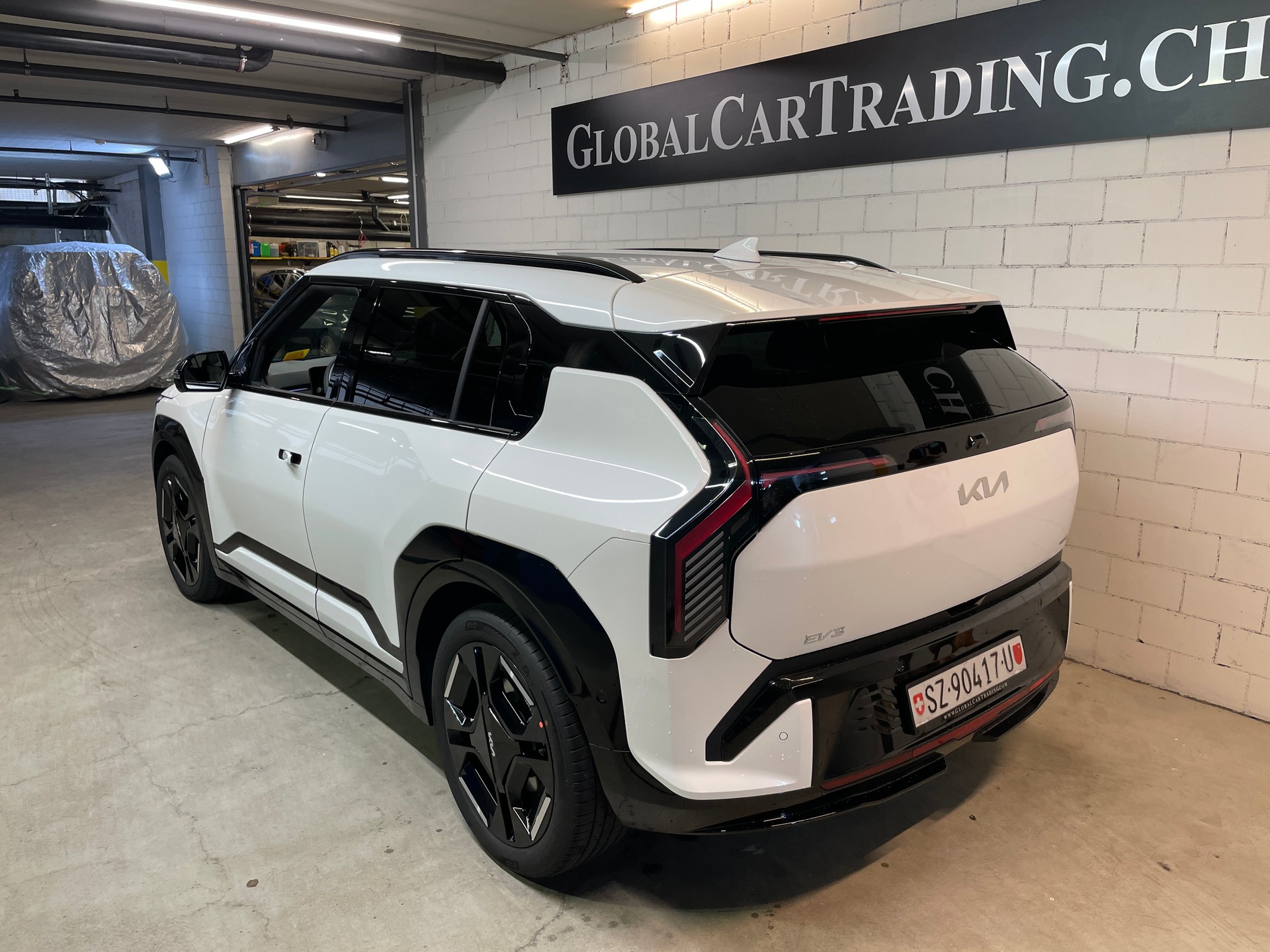 KIA EV3 81,4 kWh GT-Line mit GT-Line Pack und Panoramadach und AHK!-image-3