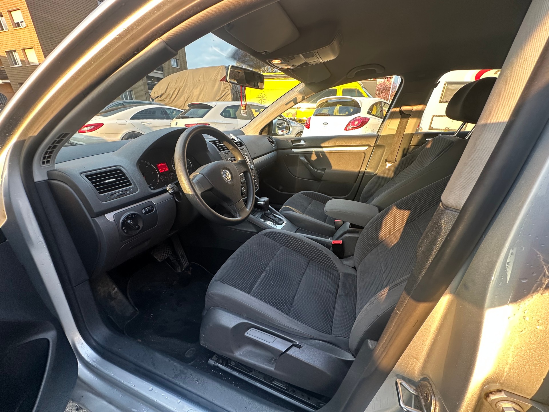 VW JETTA-image-8