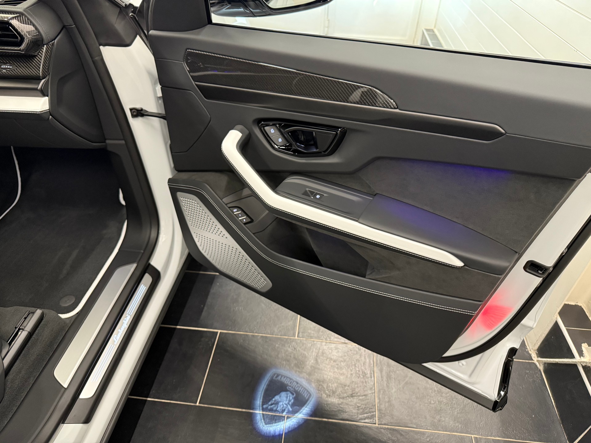 LAMBORGHINI Urus 4.0 SE-image-10