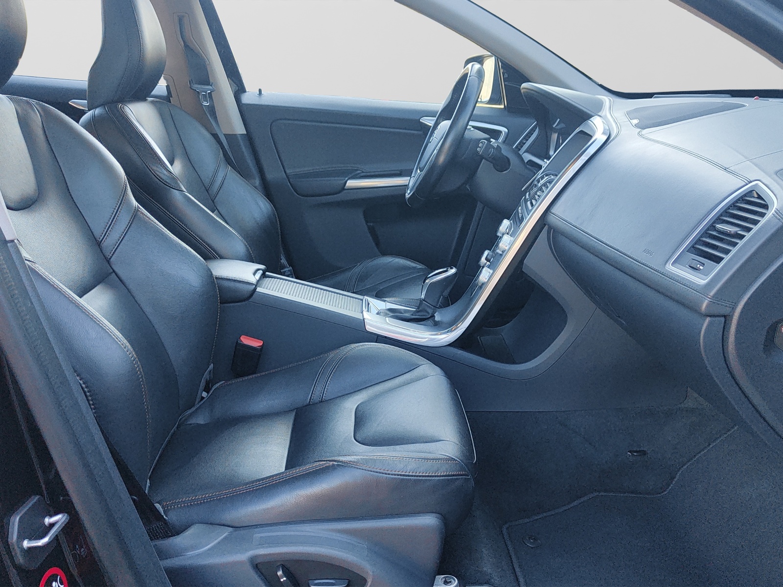 VOLVO XC60 2.4 D5 Summum AWD S/S-image-6