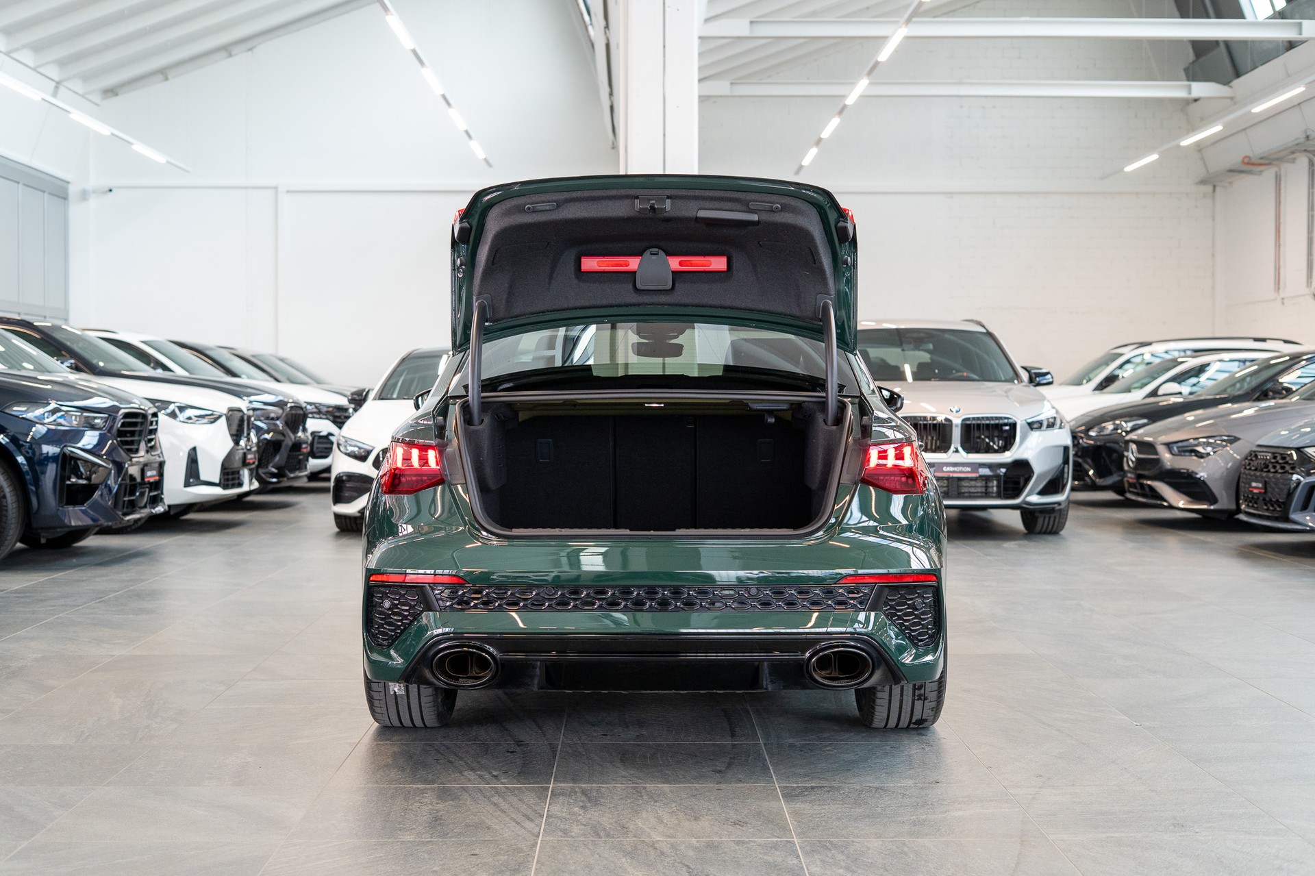 AUDI RS3 Limousine 2.5 TFSI quattro S-Tronic / Sportauspuff / Audi Individual / Sportsitze-image-5