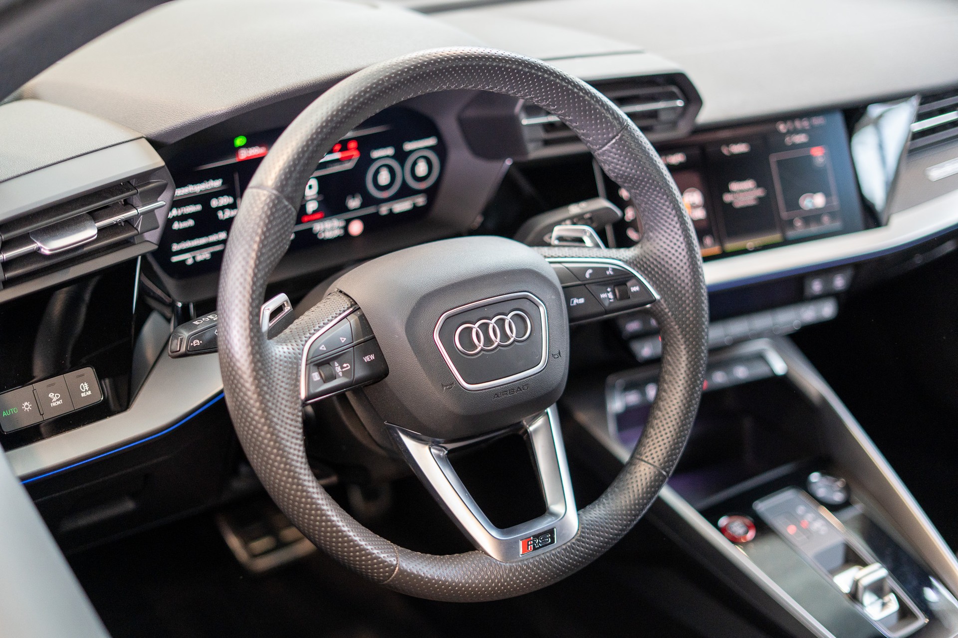 AUDI RS3 Limousine 2.5 TFSI quattro S-Tronic / Sportauspuff / Audi Individual / Sportsitze-image-7