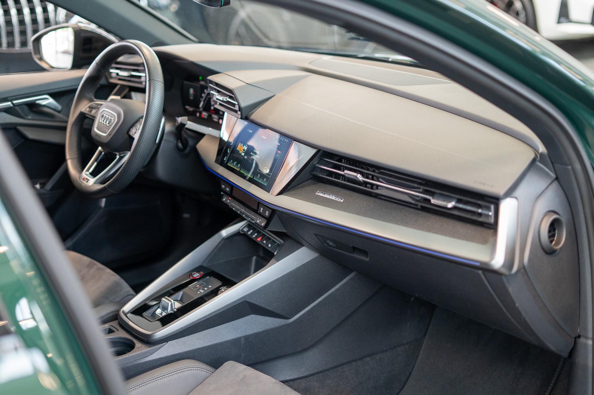 AUDI RS3 Limousine 2.5 TFSI quattro S-Tronic / Sportauspuff / Audi Individual / Sportsitze-image-13