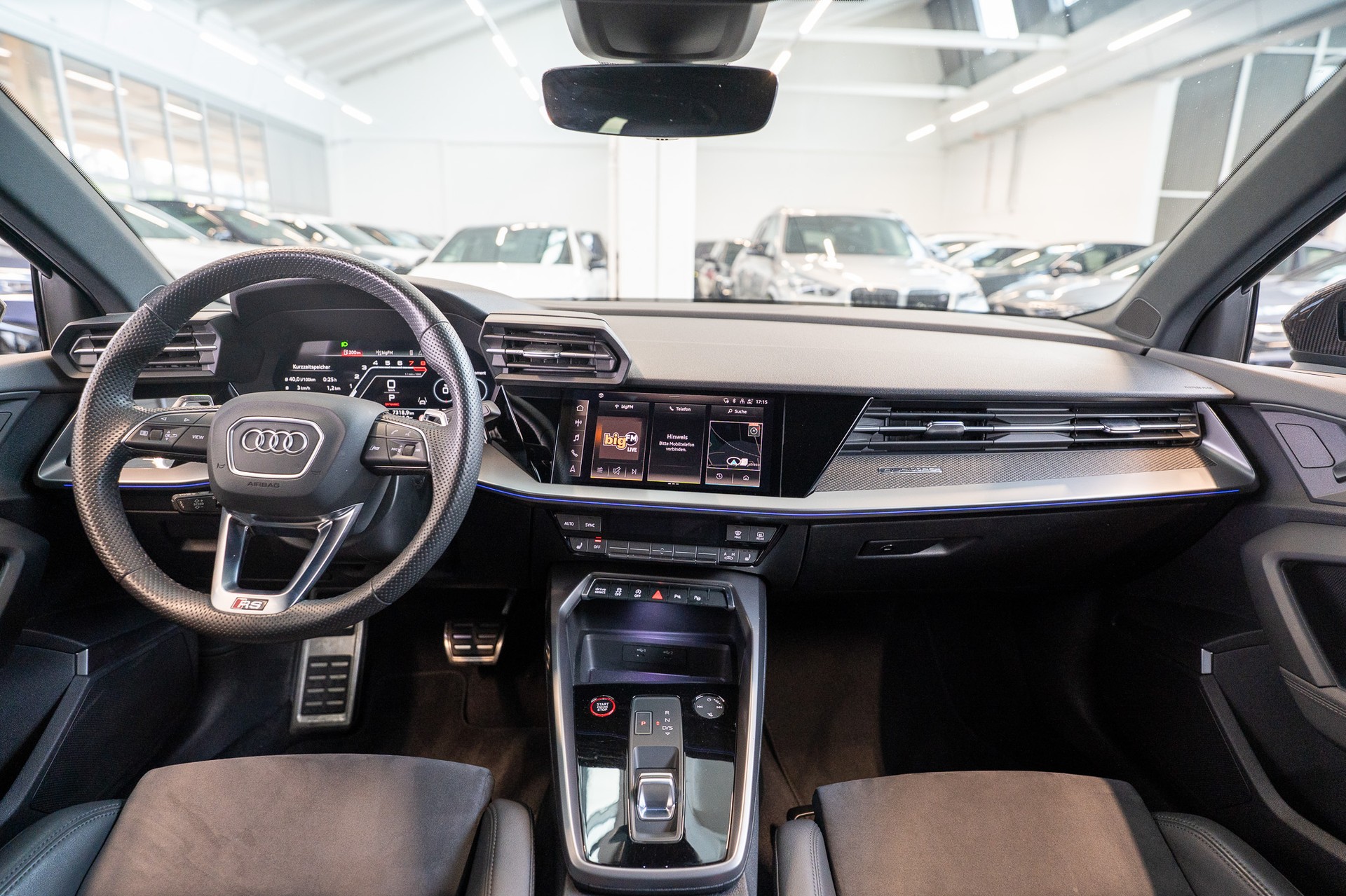 AUDI RS3 Limousine 2.5 TFSI quattro S-Tronic / Sportauspuff / Audi Individual / Sportsitze-image-14