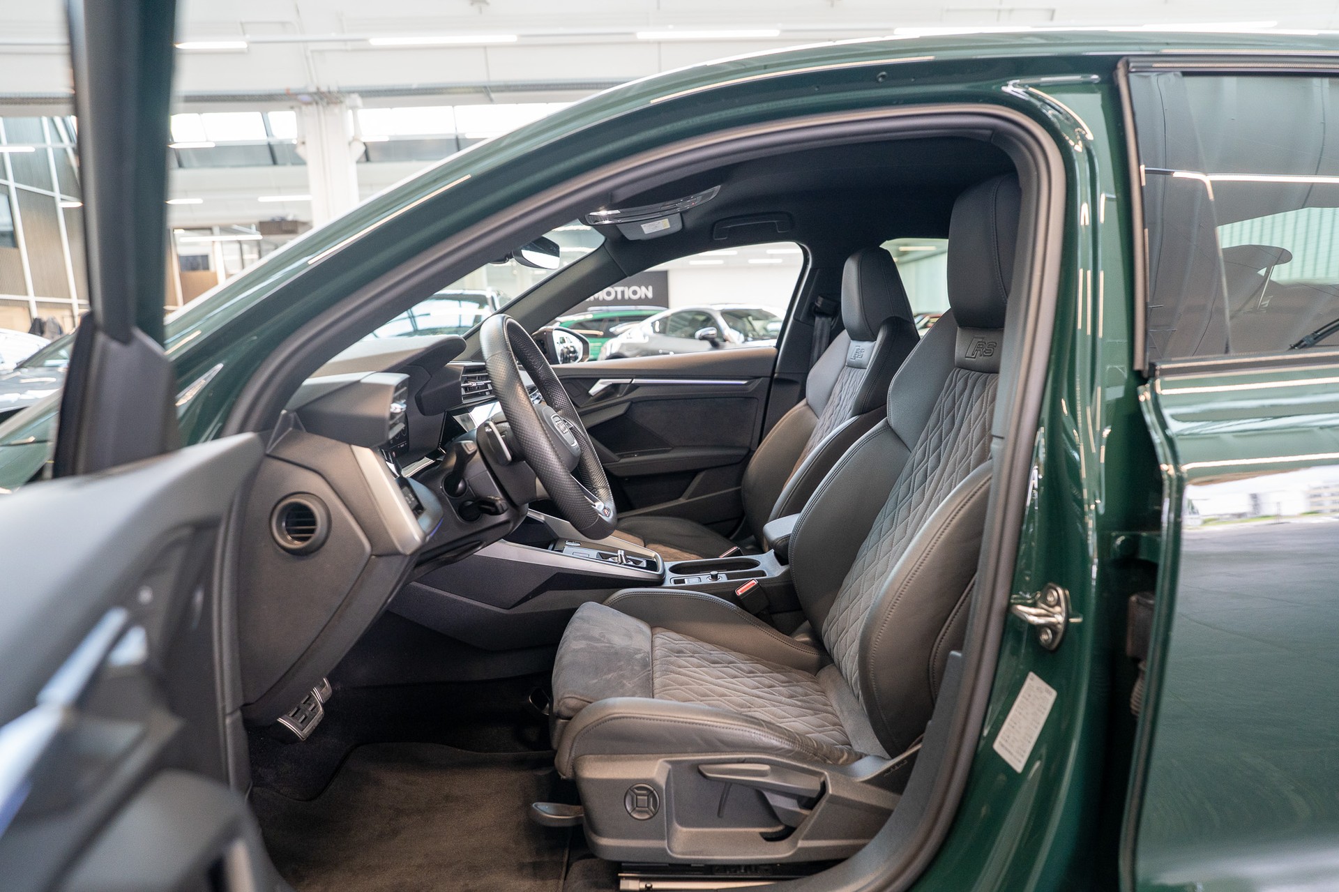 AUDI RS3 Limousine 2.5 TFSI quattro S-Tronic / Sportauspuff / Audi Individual / Sportsitze-image-9