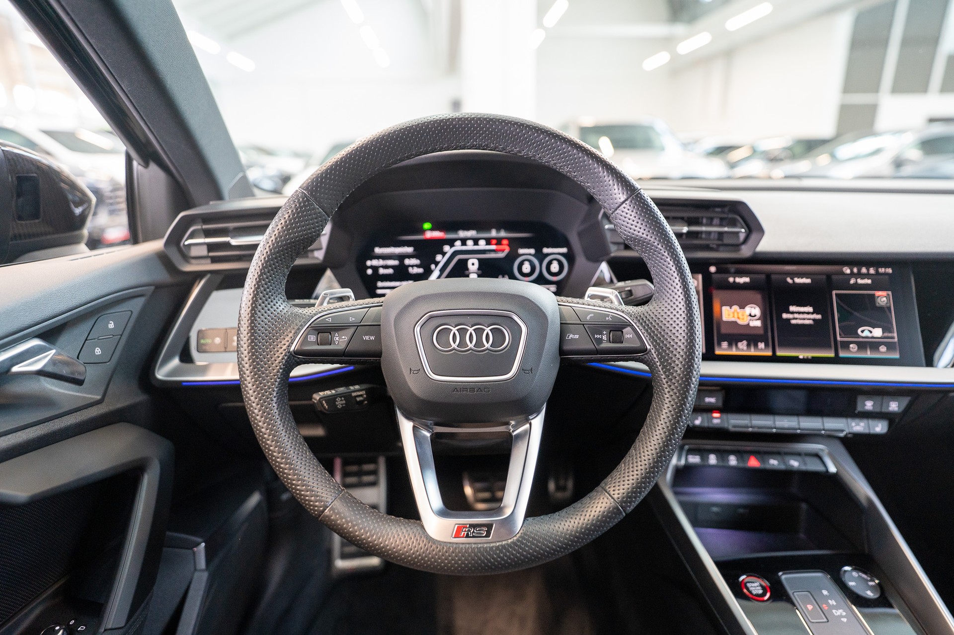 AUDI RS3 Limousine 2.5 TFSI quattro S-Tronic / Sportauspuff / Audi Individual / Sportsitze-image-15