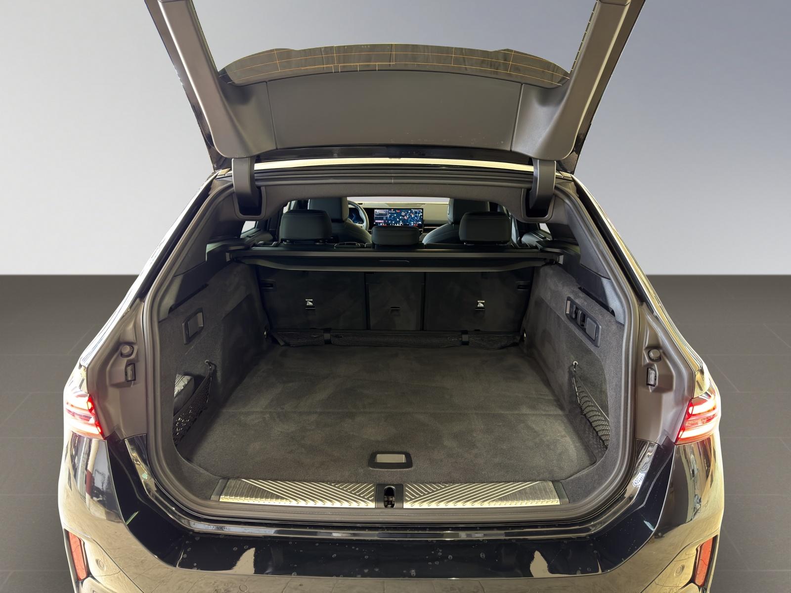 BMW 520d xDrive Touring M Sportpaket Pro-image-17